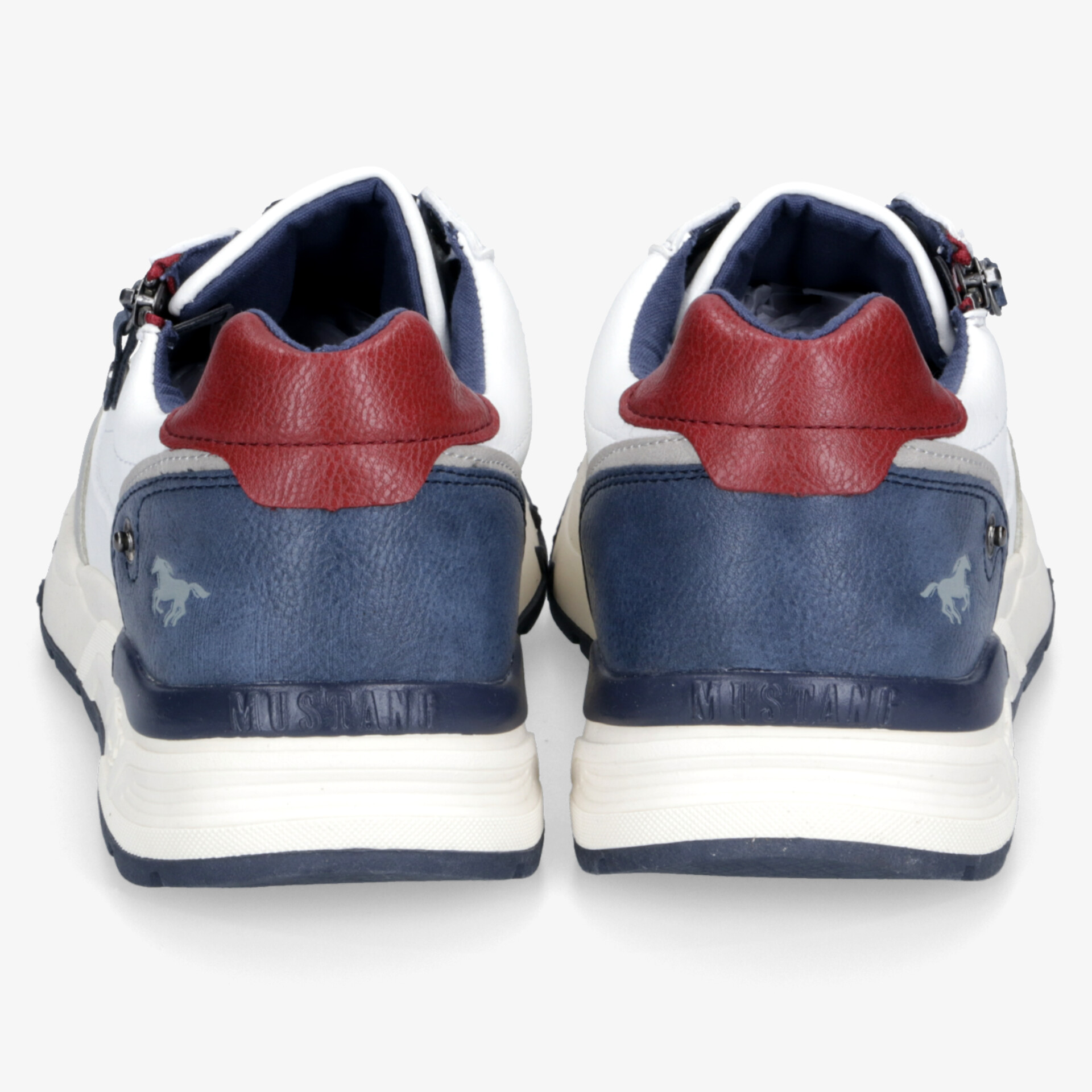 Rückansicht von sportlichen Schuhen mit rotem und blauem Design, bequem und langlebig