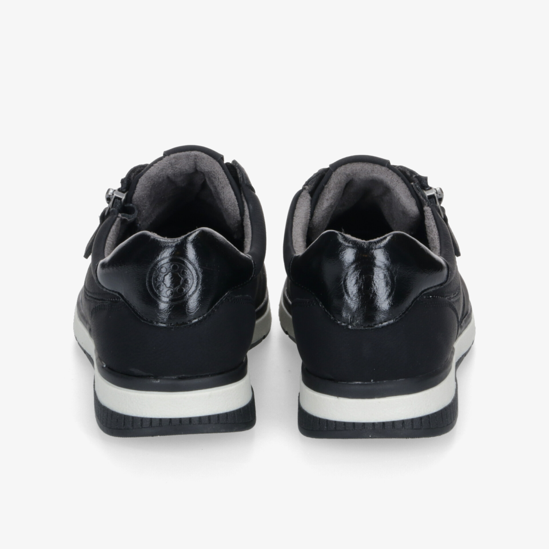 Schwarzes Sneaker-Paar von hinten gezeigt, robust und bequem mit rutschfester Sohle für Freizeit und Sport.