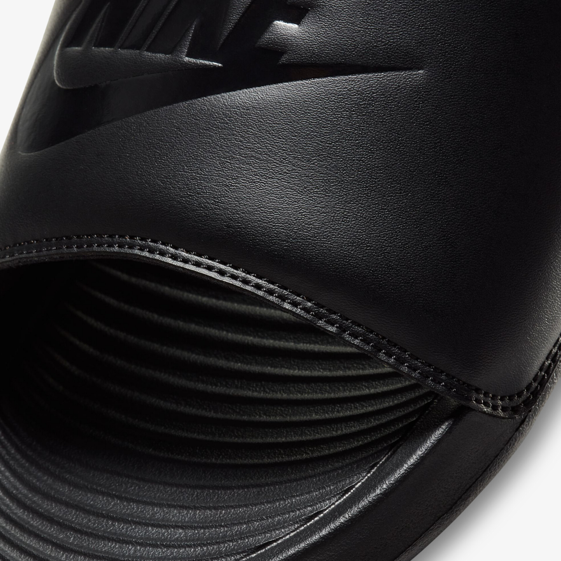 Moderner schwarzer Schuh für maximalen Komfort und Stil mit gepolsterter Oberfläche und rutschfestem Design.