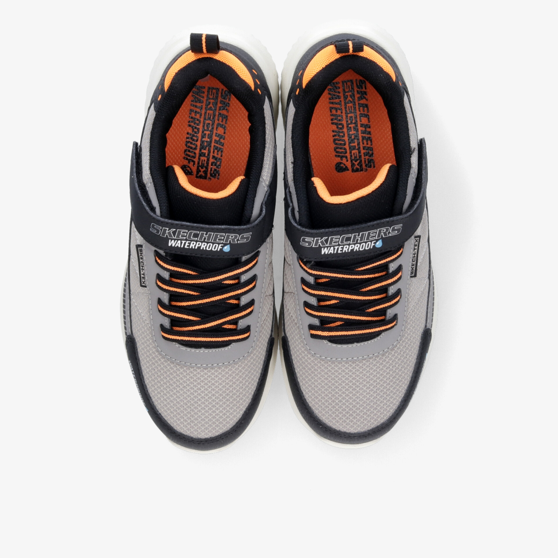 Sportliche graue Sneaker mit orangenen Akzenten und komfortabler, flexibler Sohle im Paar von oben