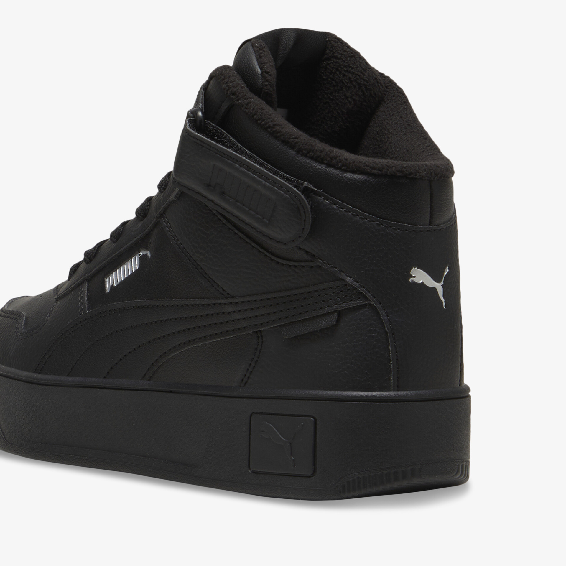 Schwarzer hochwertiger Sneaker mit gepolstertem Knöchelbereich und praktischem Klettverschluss für sicheren Halt