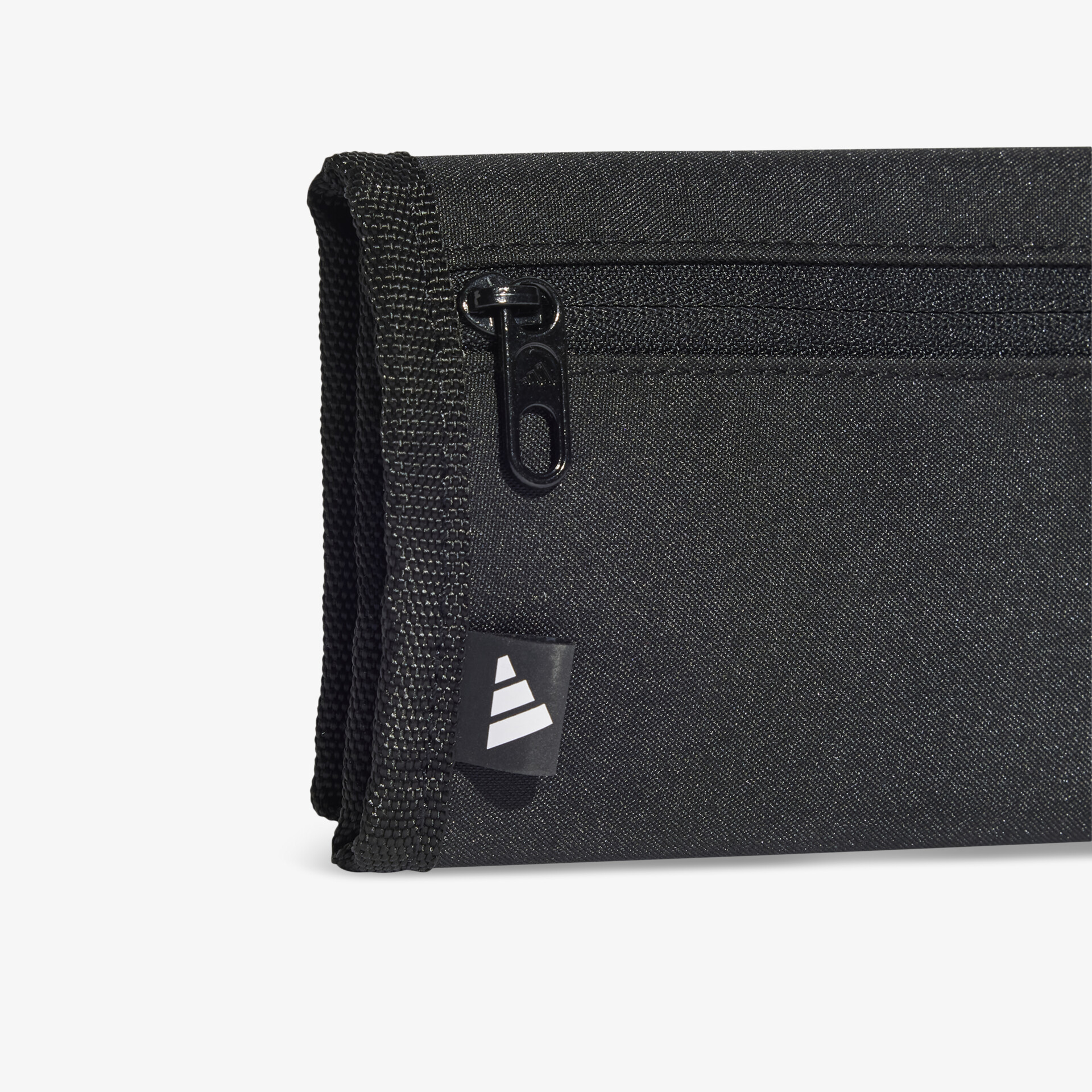 Schwarzes, kompaktes Textilprodukt mit robustem Reißverschluss und strapazierfähiger Naht im Detail