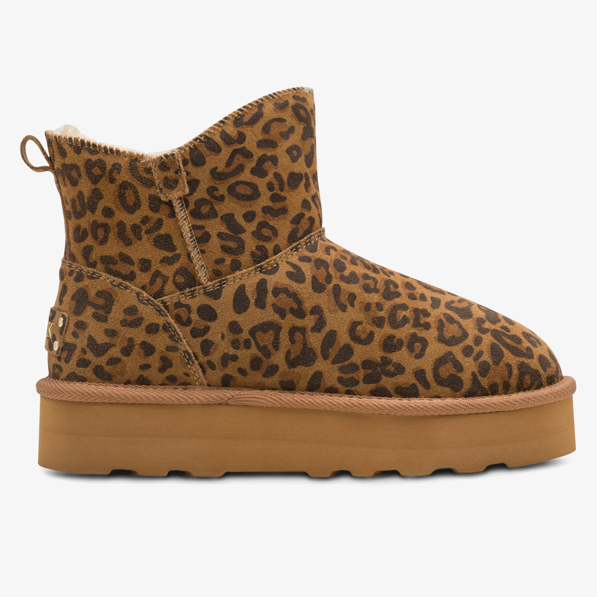 Seitliche Ansicht eines flachen, warm gepolsterten Stiefels mit leopardem Muster und weicher Sohle