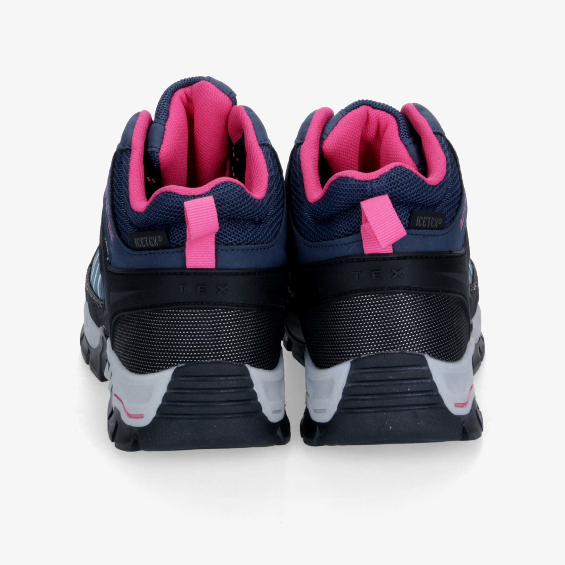 Rückansicht von stabilen Sportschuhen mit gepolstertem Schaft und rutschfester Sohle in dunklem Design