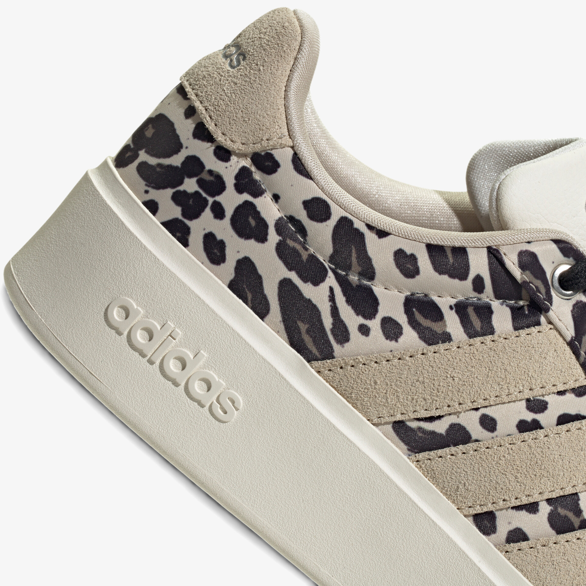 Leichter Sneaker mit modischem Leomuster und gepolstertem Knöchelbereich für optimalen Komfort