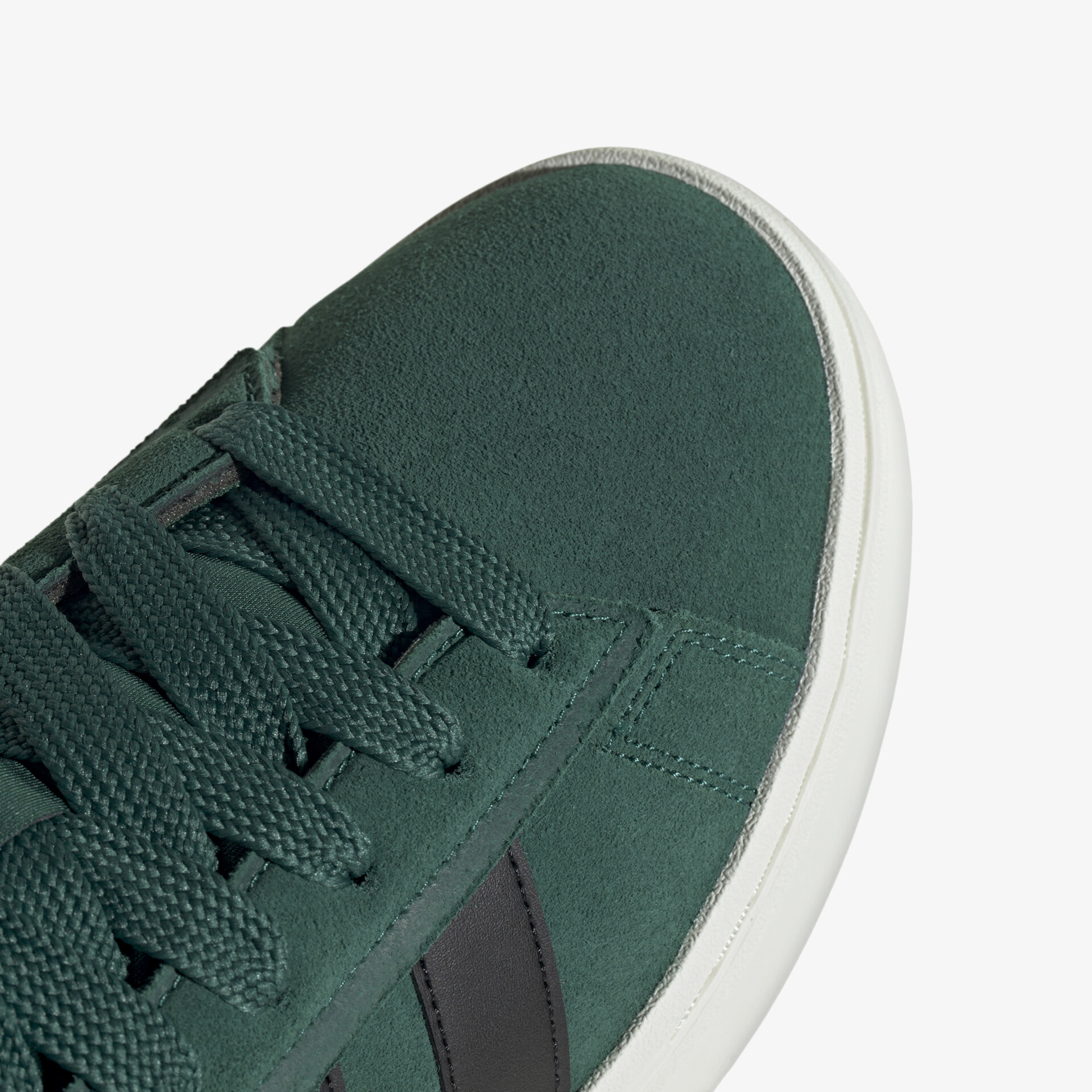 Detailansicht grün Sneaker mit Schnürung und runder Zehenkappe aus robustem Material