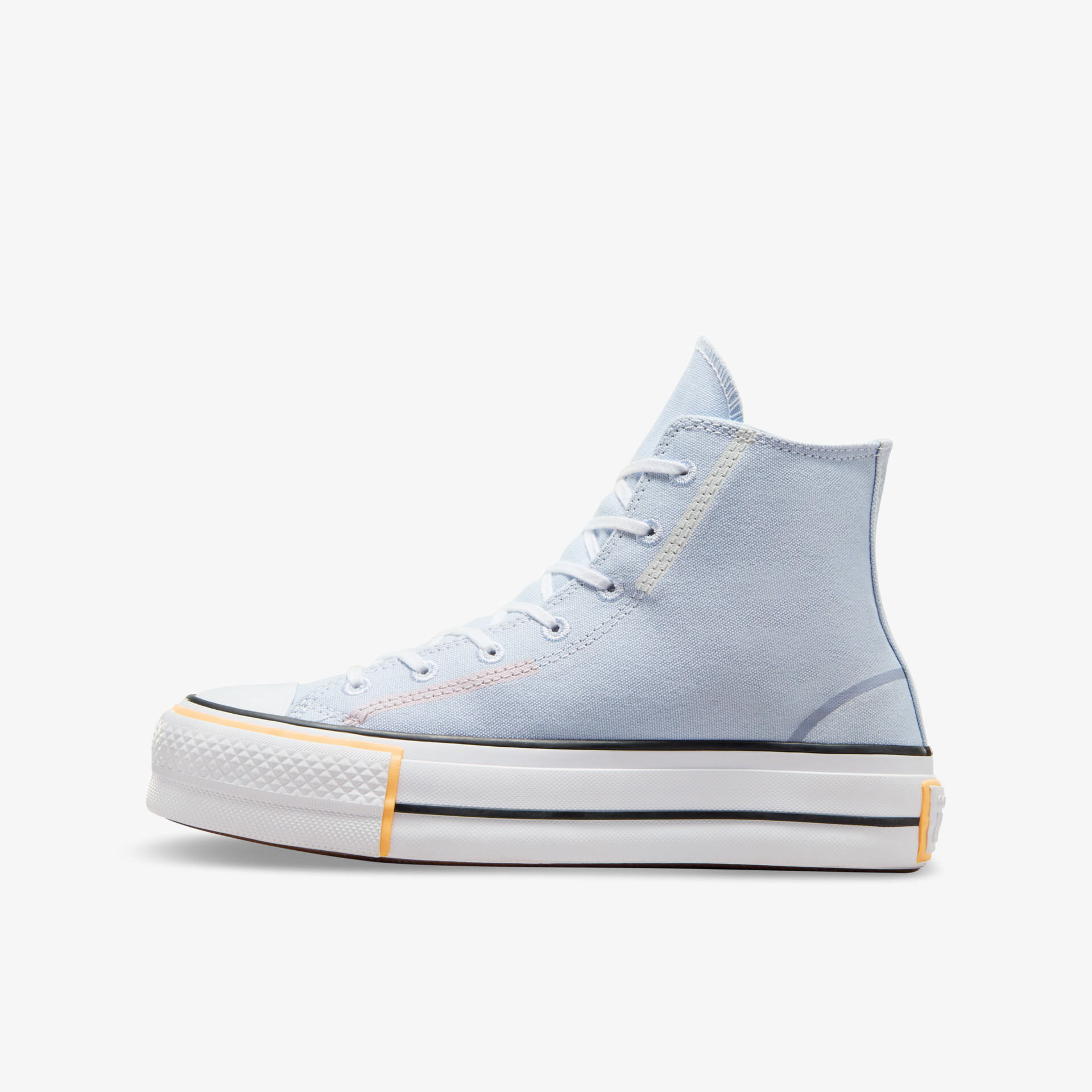 Seitliche Ansicht eines weißen Sneakers mit hohem Schaft und dicker Sohle, klassisch und bequem gestaltet