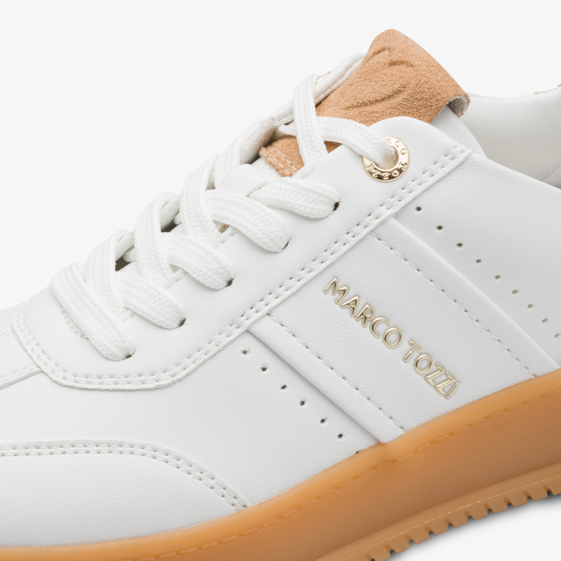 Weißer Sneaker mit beiger Sohle und dezenter Perforation, komfortable Schnürung und hochwertiges Obermaterial