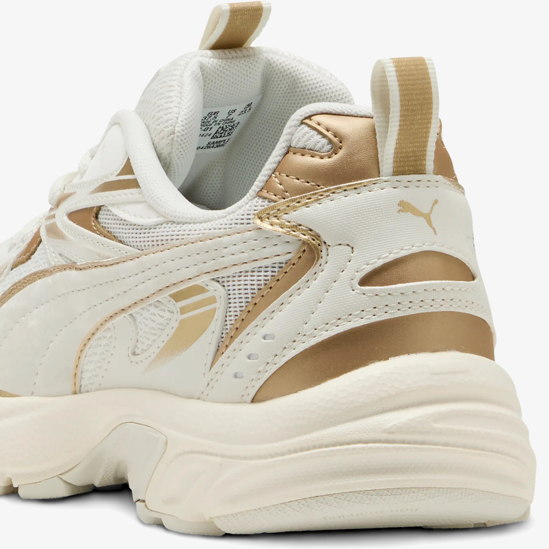 Bequemer Sneaker mit atmungsaktivem Mesh und goldfarbenen Akzenten, gepolsterter Kragen für hohen Tragekomfort