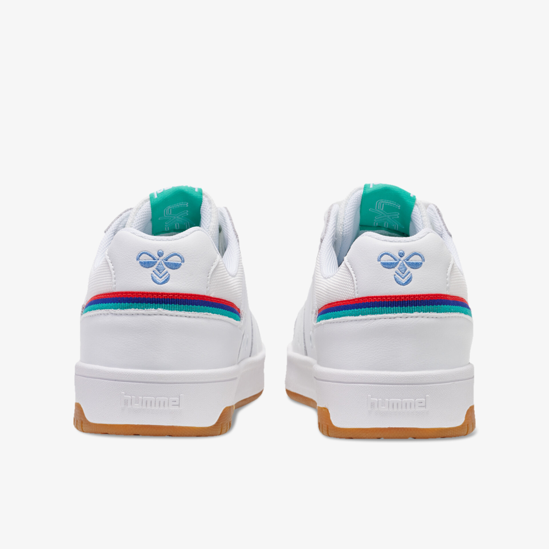 Weiße Sneaker mit blauem Logo und grünen Details für stilvolles, sportliches Aussehen. Langlebig und bequem.