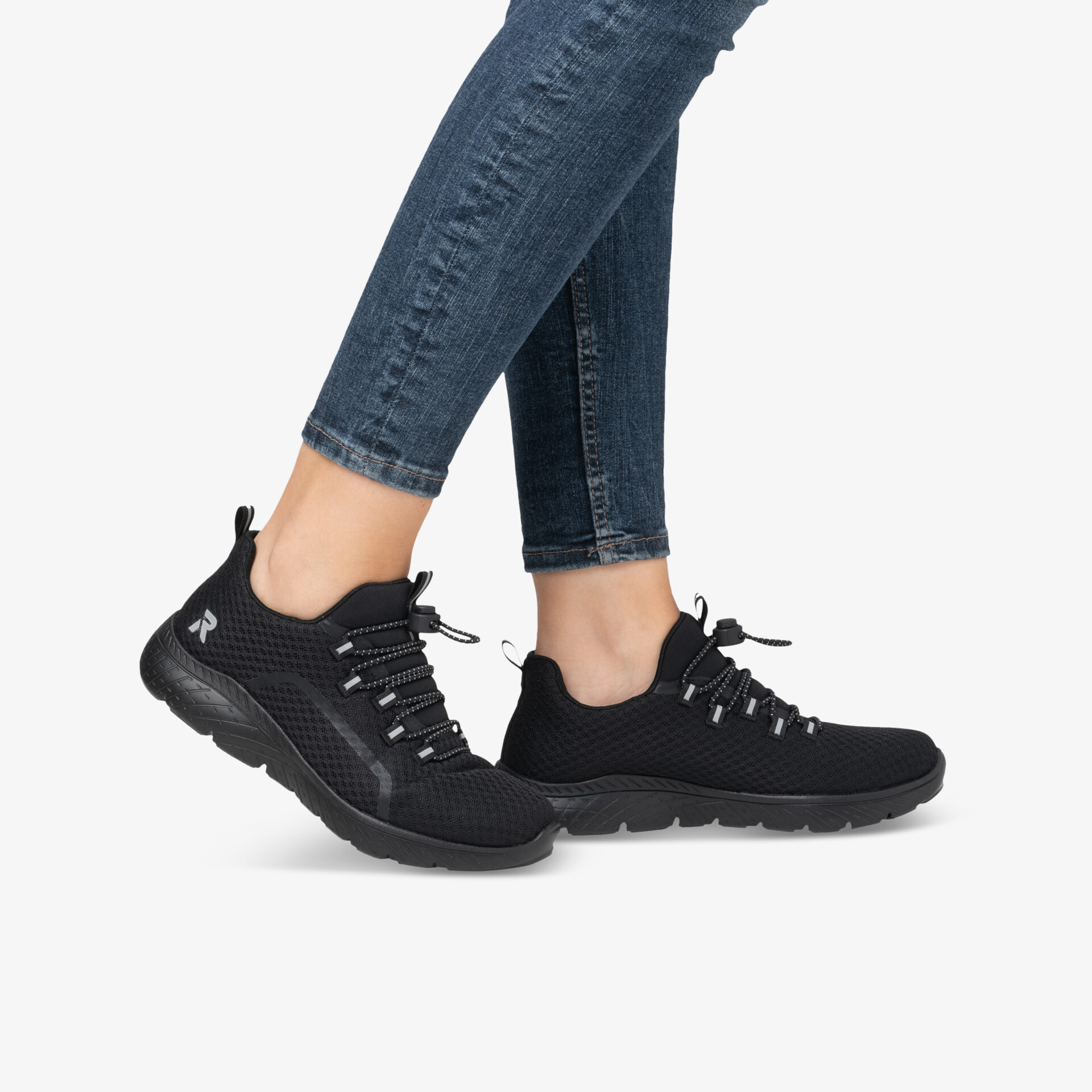 Leichte, atmungsaktive Sportschuhe in Schwarz mit flexibler Passform und rutschfester Sohle, getragen am Fuß