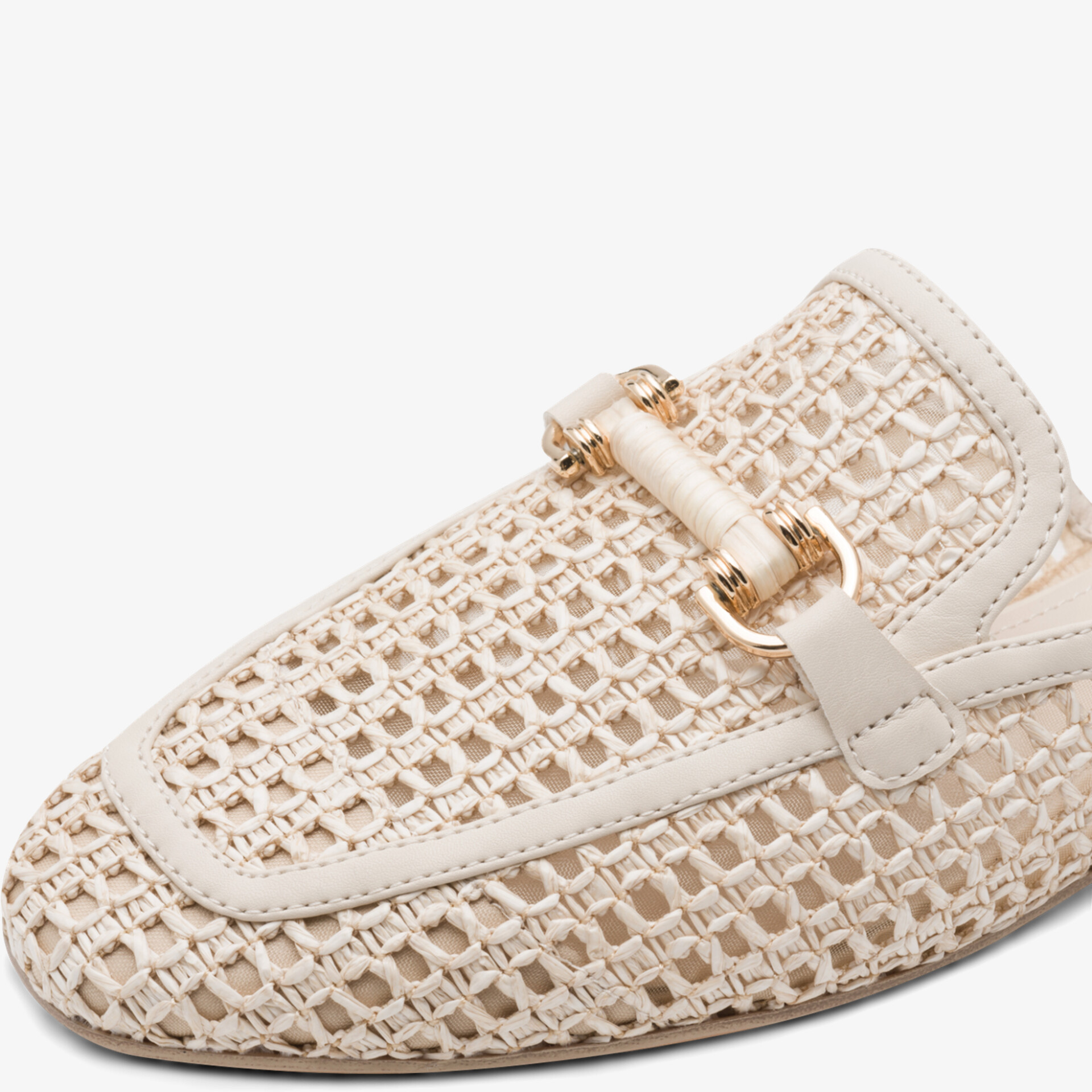Eleganter Schuh mit geflochtenem Design und goldener Schnalle in Beige