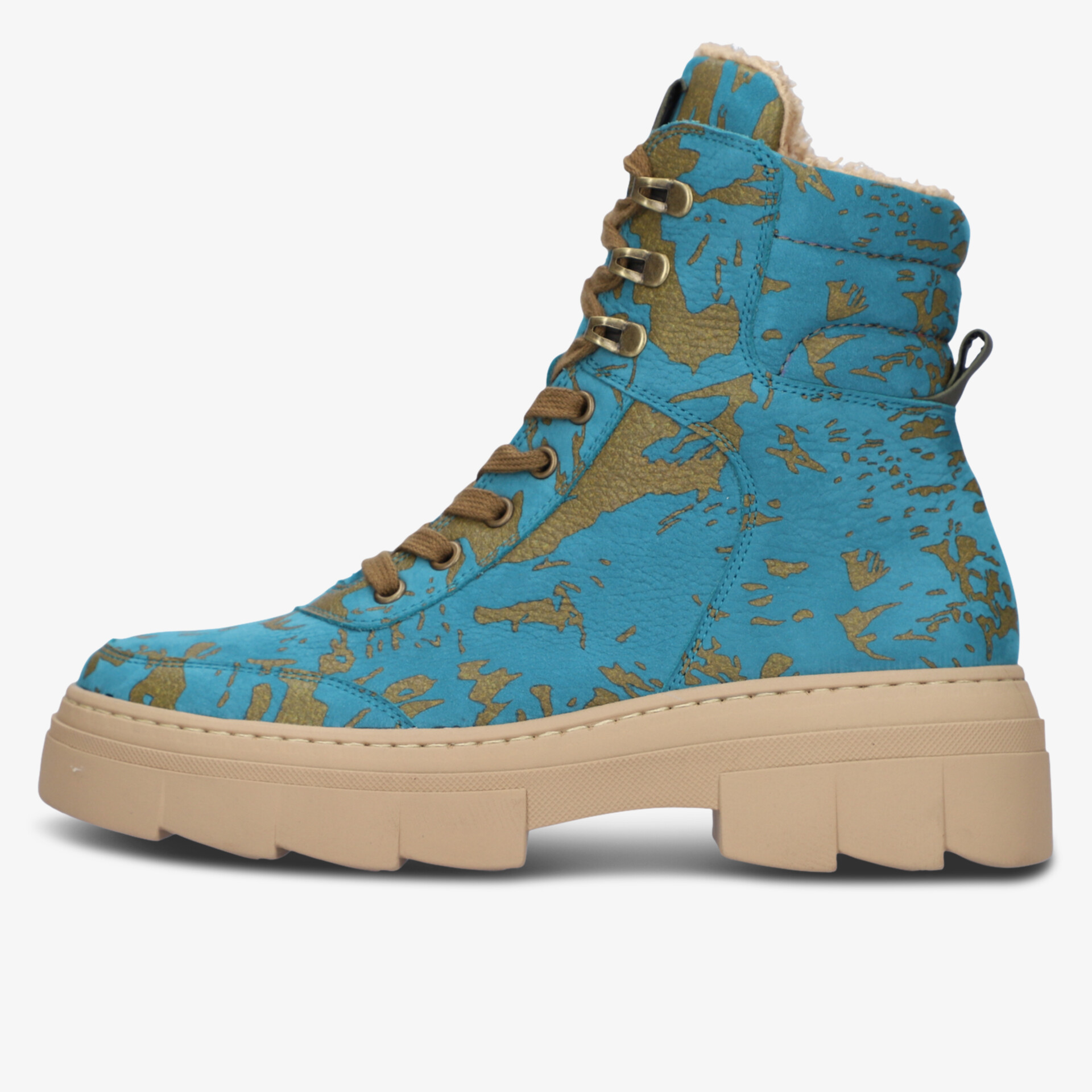 Moderner blauer Schnürstiefel mit robuster, profilierter Sohle und auffälligem Design in seitlicher Ansicht