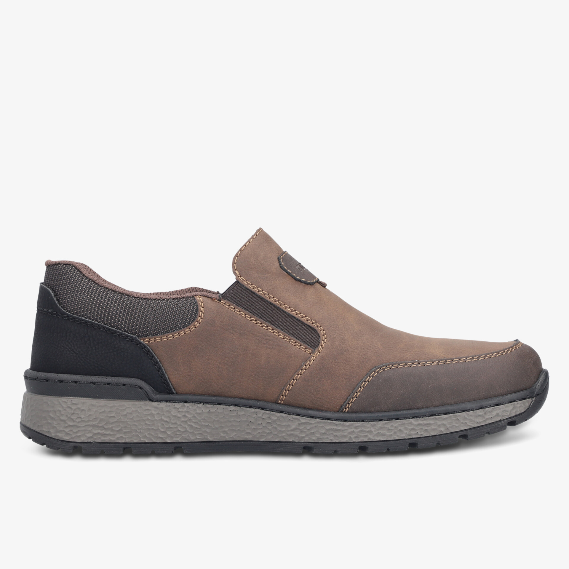 Seitliche Ansicht eines bequemen braunen Slippers mit rutschfester Sohle und modernem Design