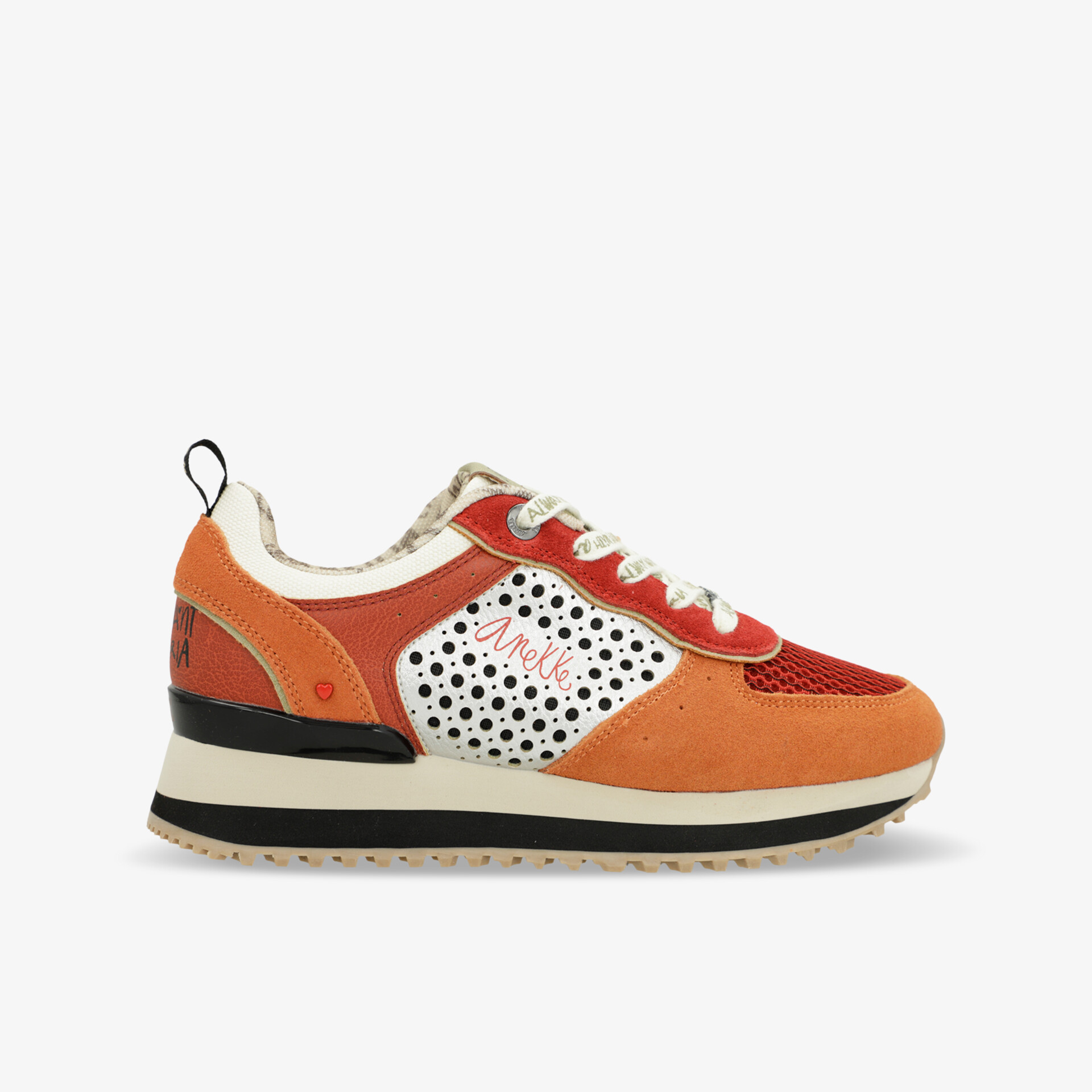 Orangefarbener Sportschuh seitlich präsentiert mit komfortabler Sohle und moderner Schnürung