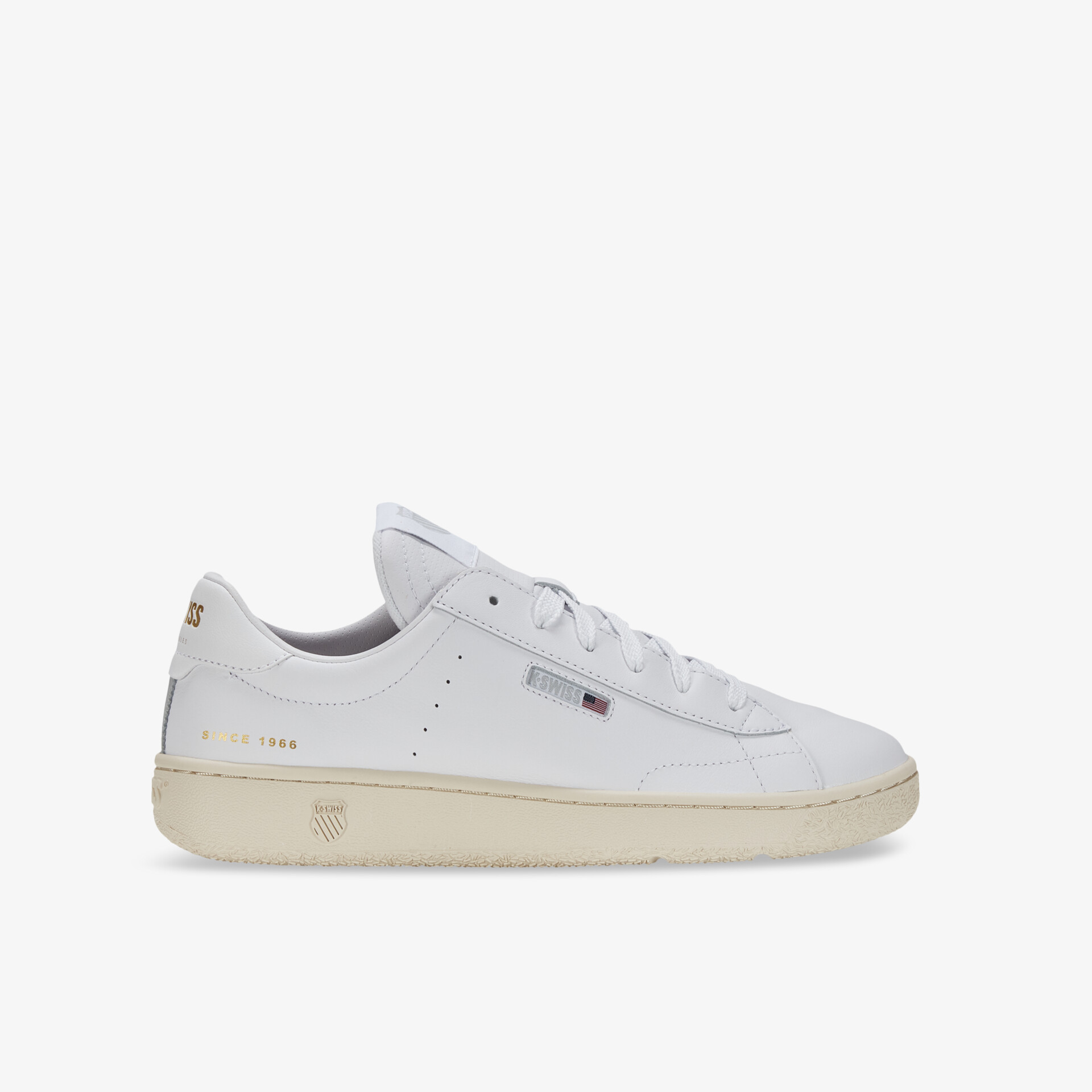 Moderner weißer Sneaker mit schlichtem Logo, ideal für jeden Anlass, kombiniert Komfort und Stil perfekt.