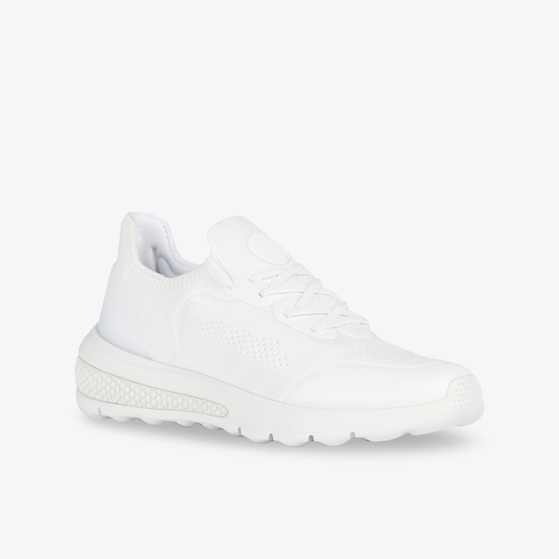 Moderner weißer Sneaker mit bequemer Passform und rutschfester Sohle für sportlichen Stil.