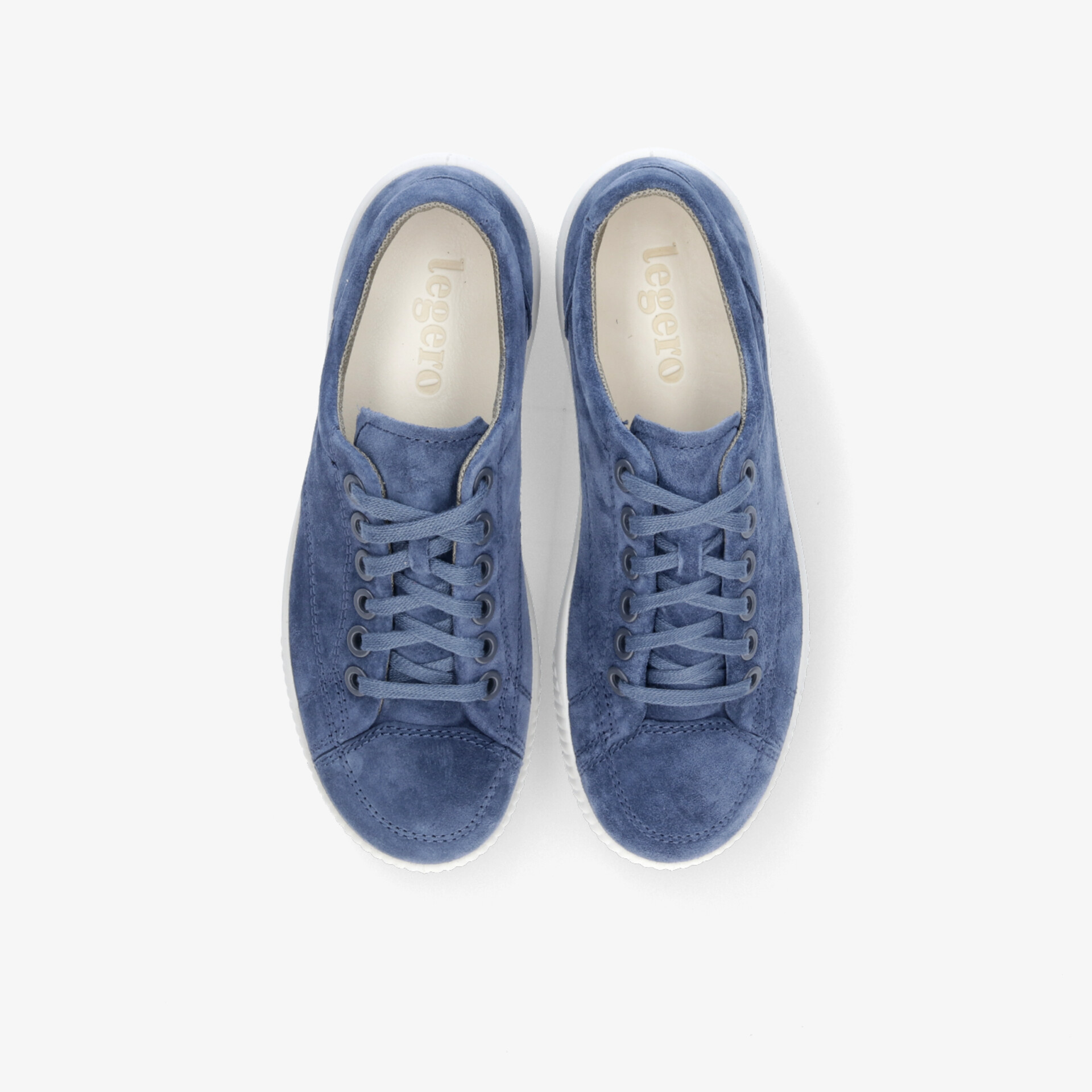 Blaue Sneaker mit klassischem Design und Schnürverschluss von oben betrachtet.