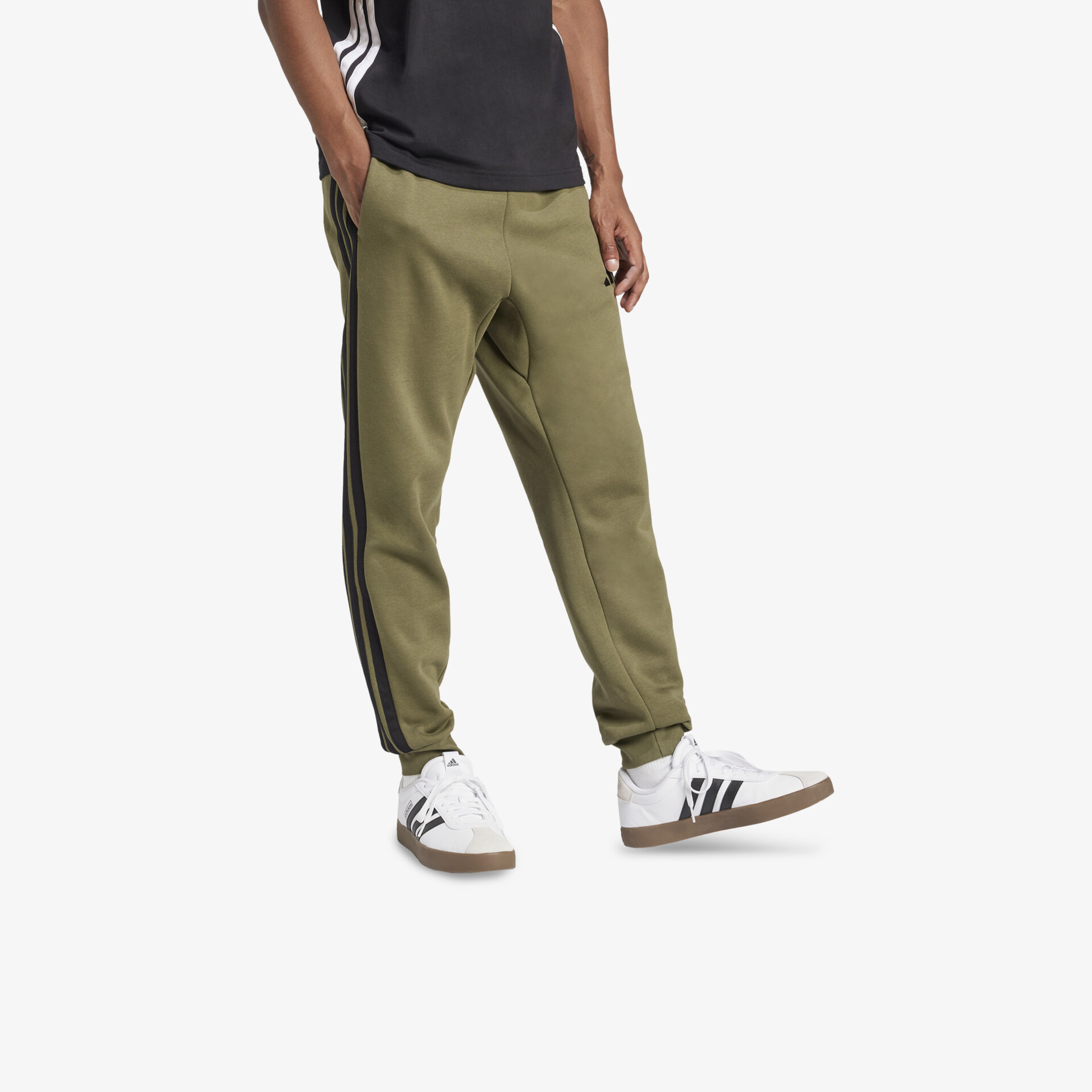 Seitenansicht einer olivgrünen sportlichen Freizeithose mit schwarzem Seitenstreifen und Reißverschluss am Knöchel