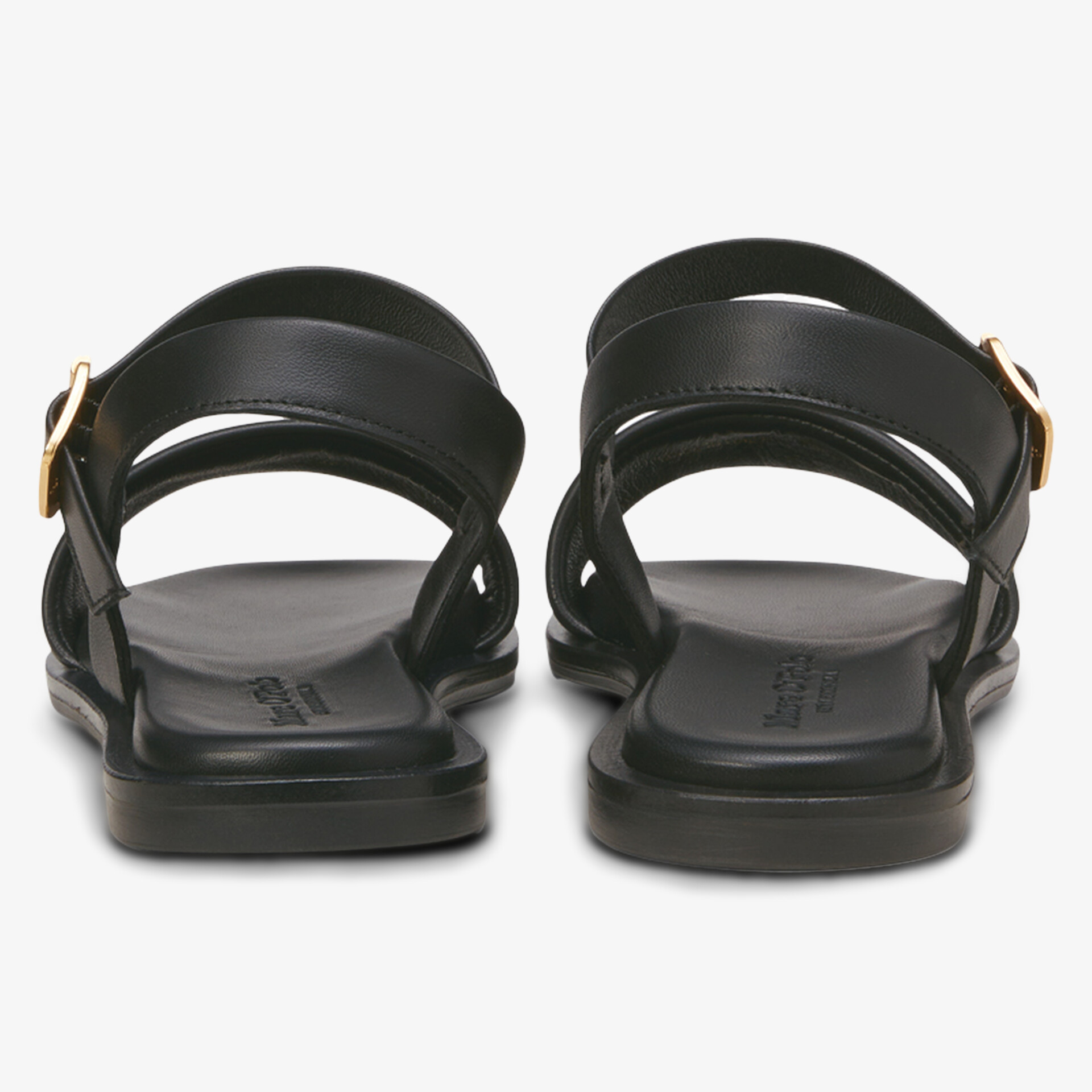 Rückansicht von schwarzen Sandalen mit verstellbaren Riemen und robuster Sohle für komfortablen Halt