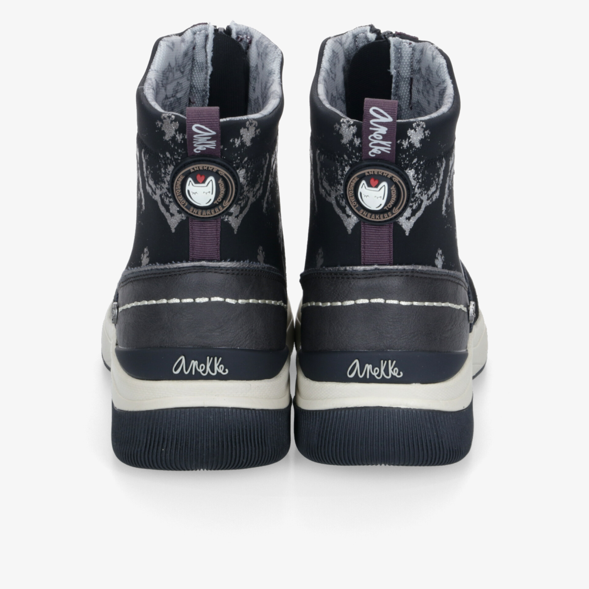 Robuste Winterschuhe mit warmem Innenfutter und rutschfester Sohle, seitlich reflektierende Details