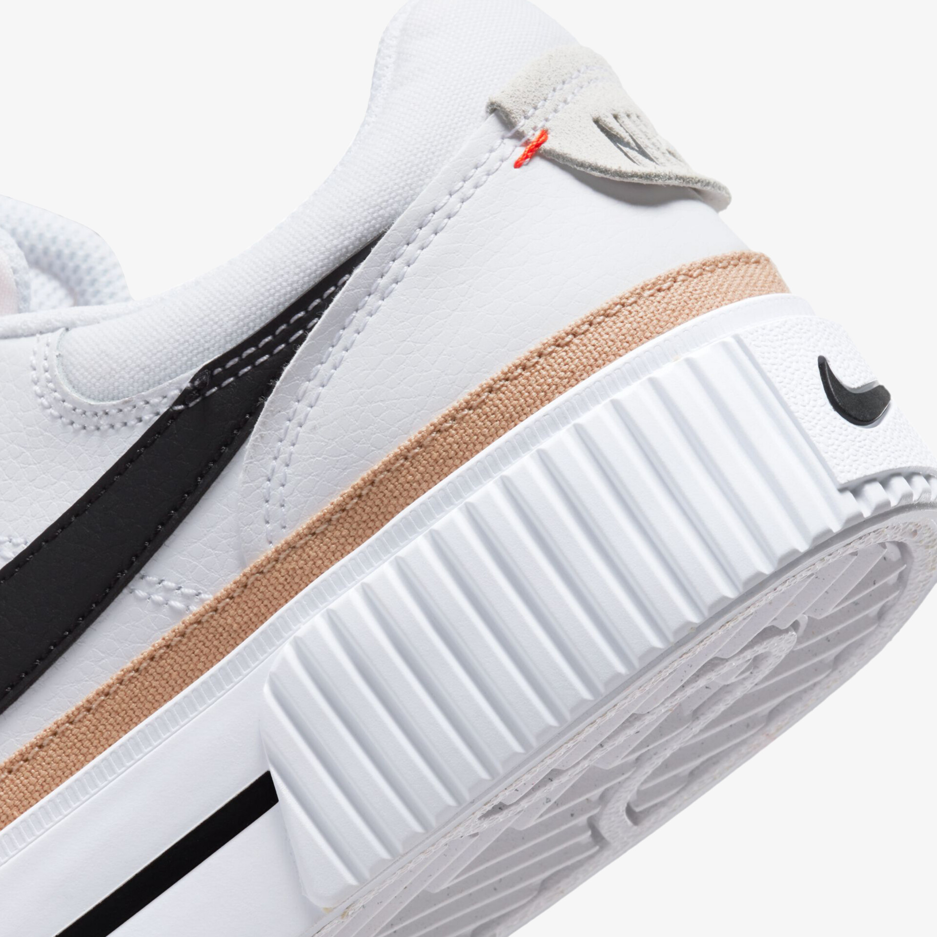 Moderner Sneaker mit robustem Design, stylischem Kontrastdetail und rutschfester, stabiler Sohle.