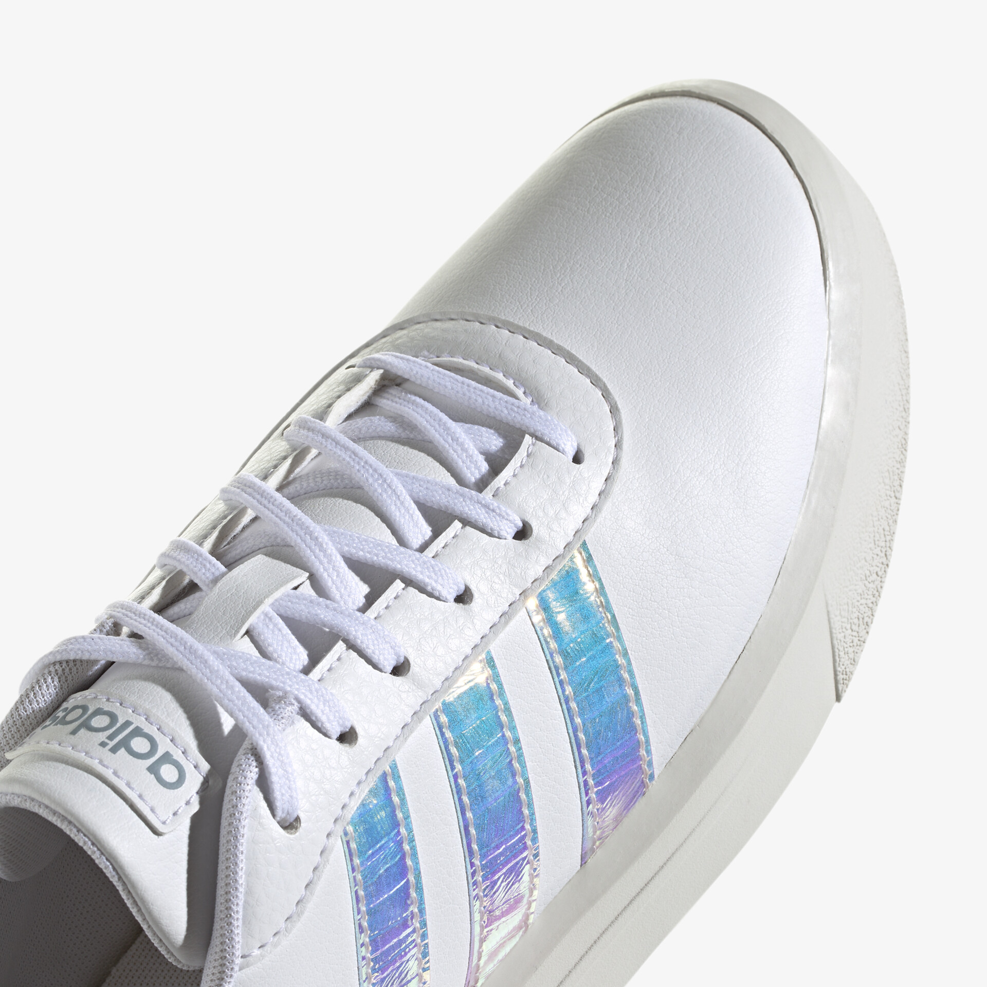 Moderner weißer Sneaker mit schimmernden Streifen und zeitlosem Design für stilbewusste Auftritte.