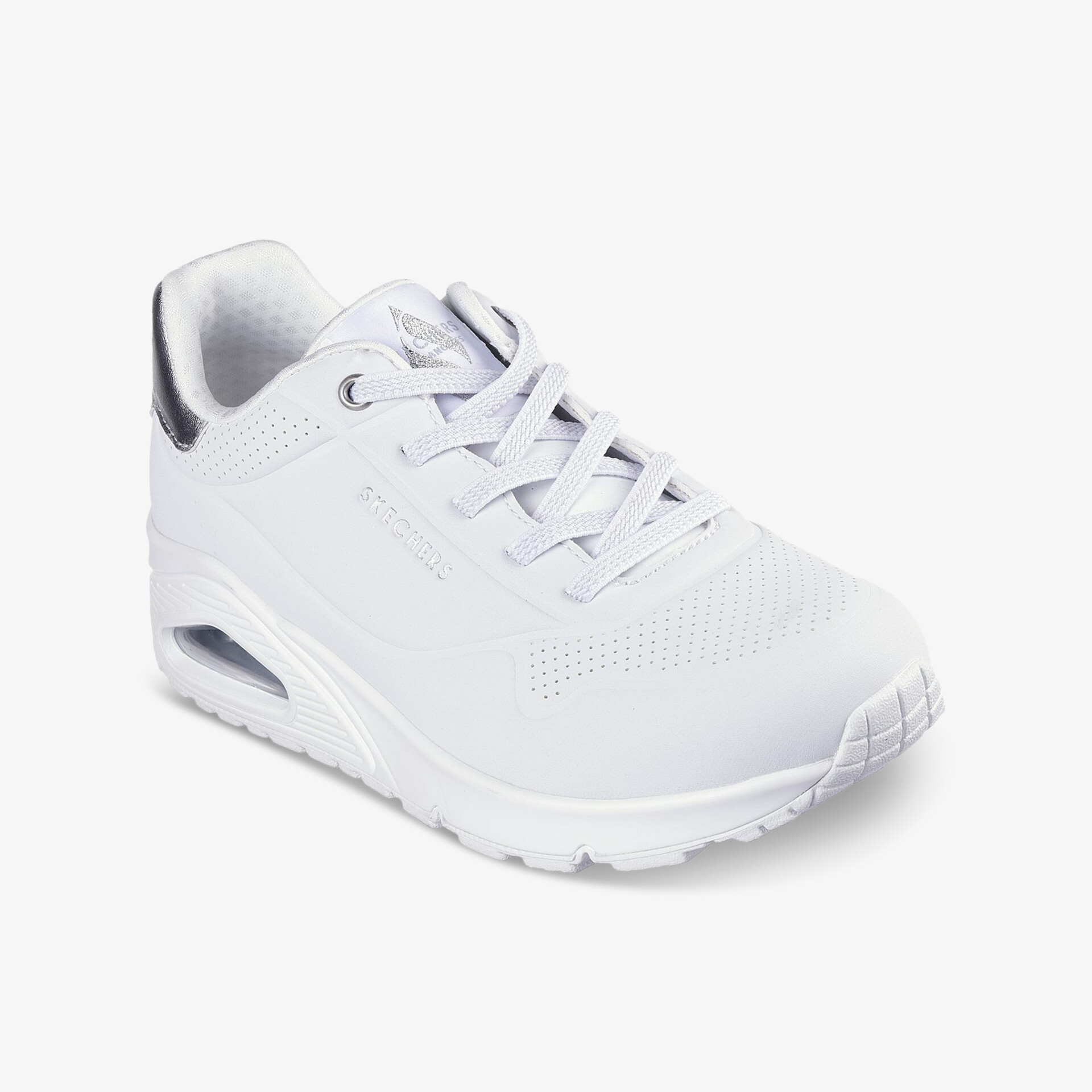 Weißer Sportschuh mit atmungsaktivem Material, leichter Dämpfung und rutschfester Sohle in schräger Frontansicht