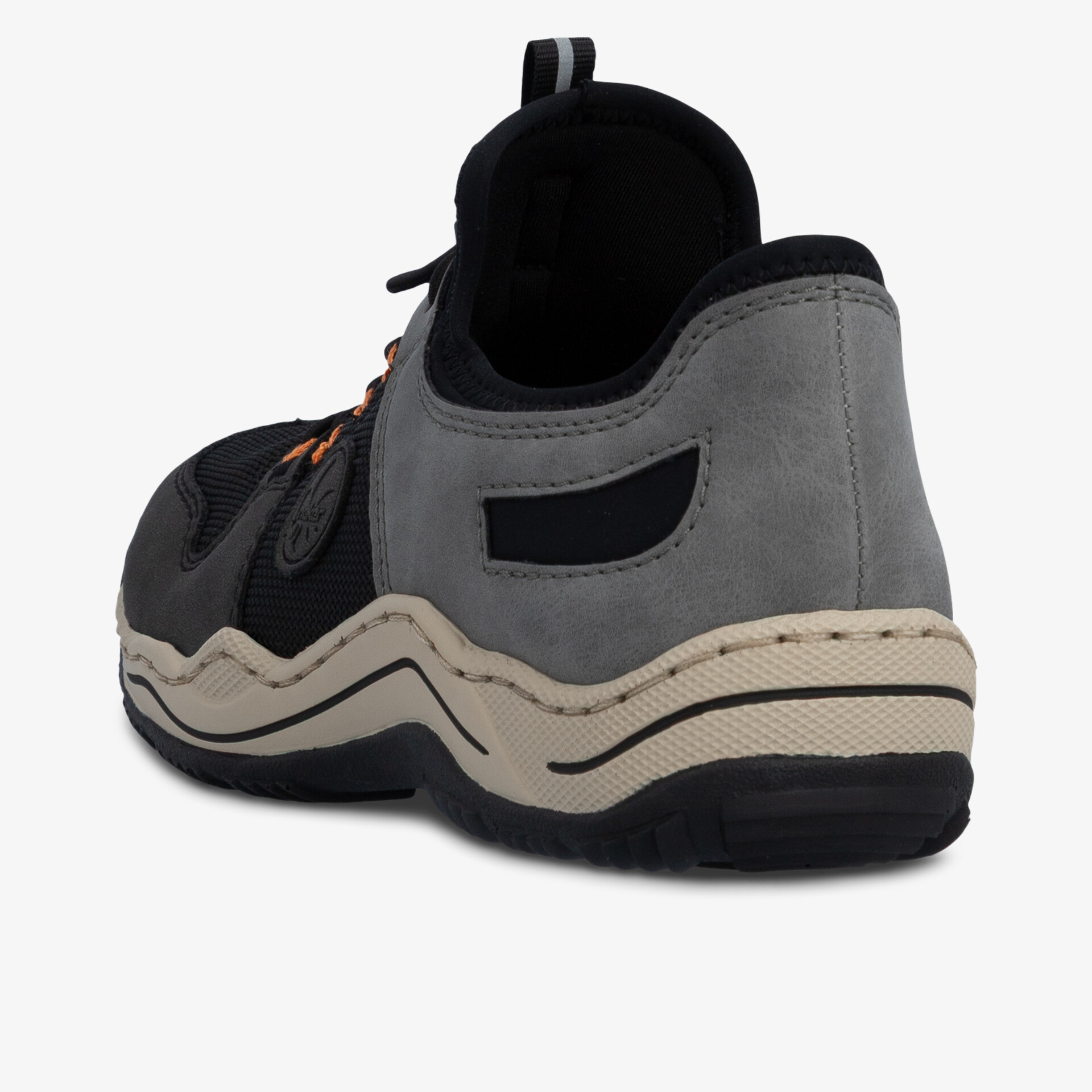 Schuh mit gepolstertem Fersenbereich und robuster rutschfester Sohle, sportlich und bequem