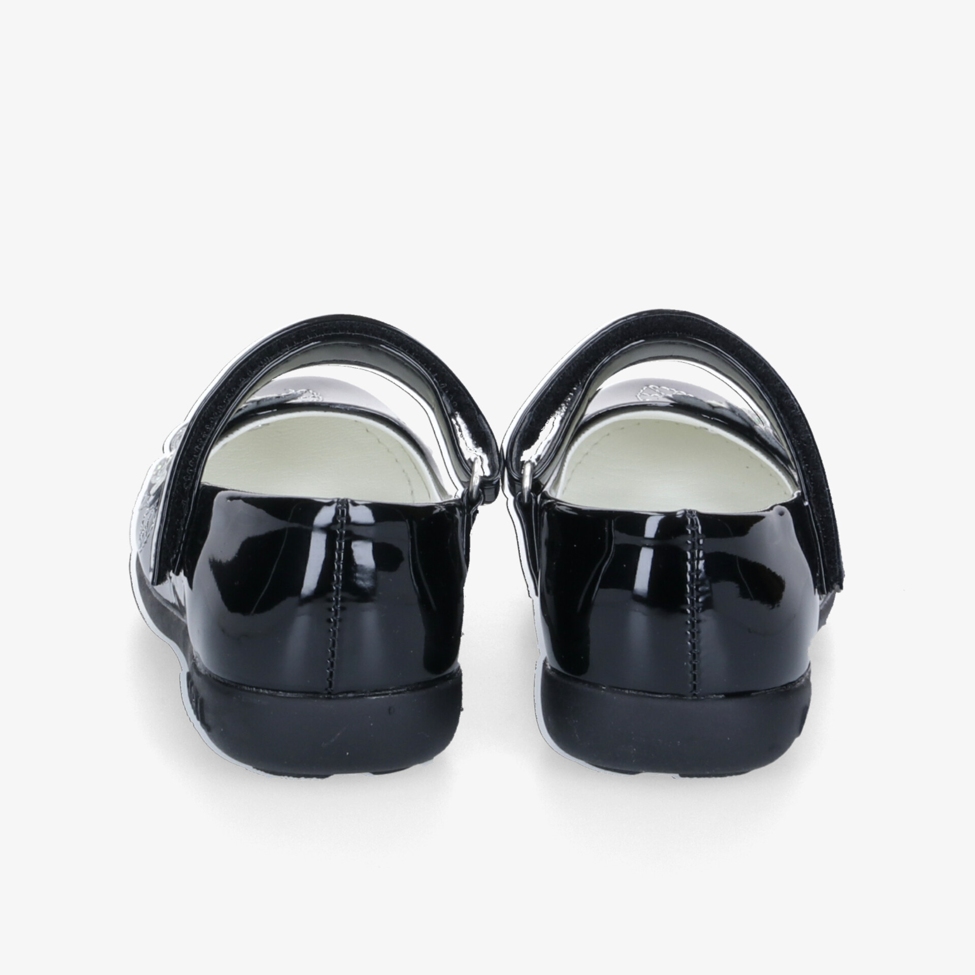 Glänzende Lackschuhe in klassischem Schwarz, ideale Wahl für formelle Anlässe mit eleganter Ausstrahlung.