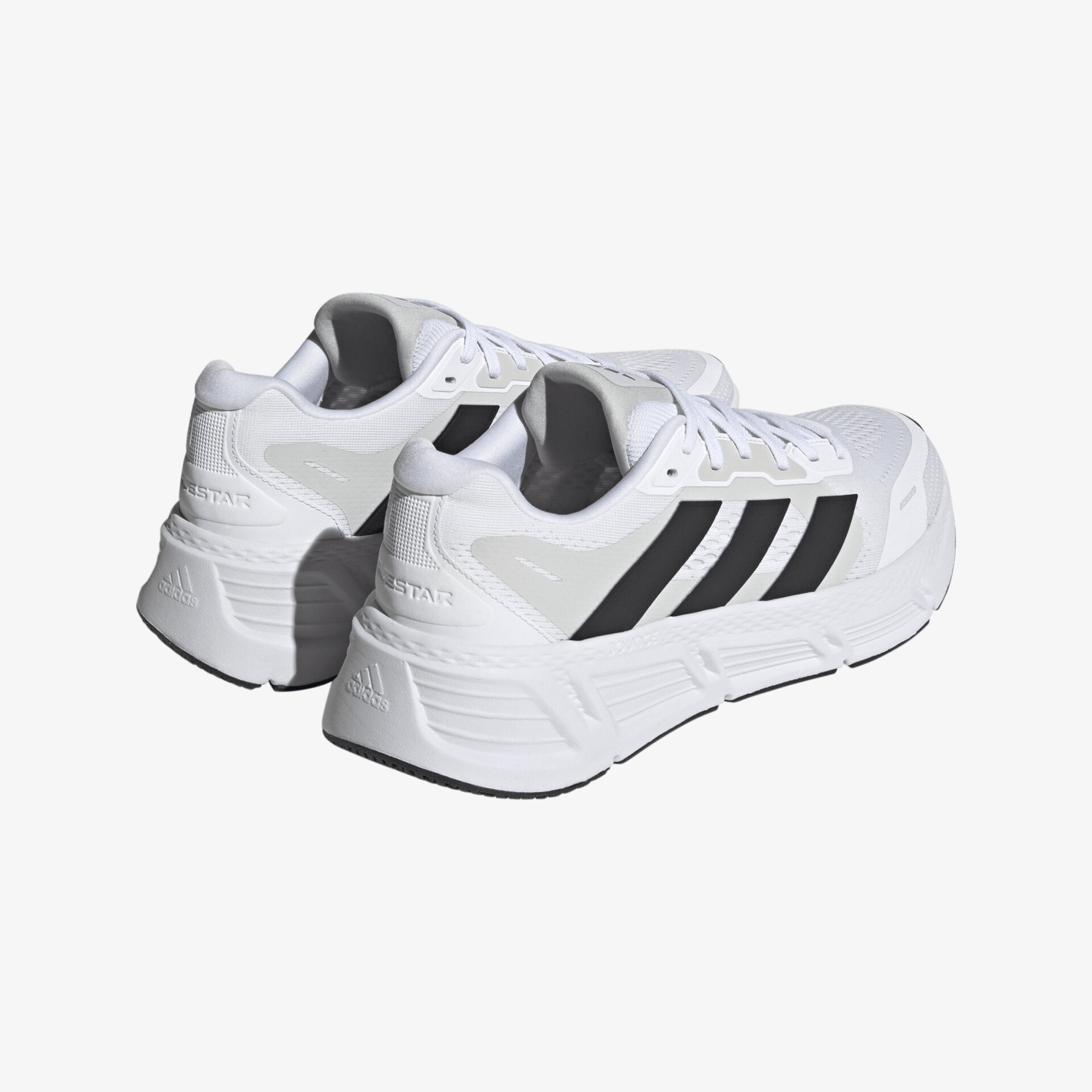 Moderne weiße und schwarze Sneakers mit sportlichem Design und hohem Tragekomfort