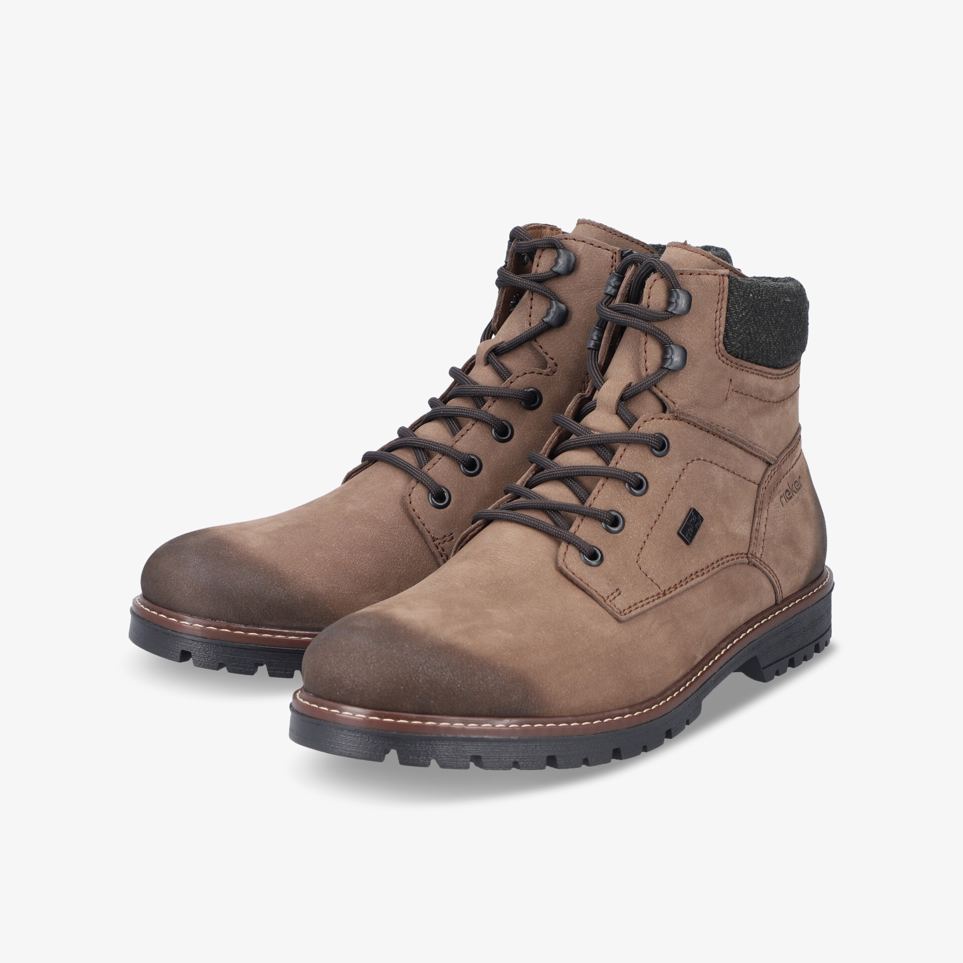 Robuste braune Lederstiefel im Paar mit Schnürung, wetterfest und rutschfester Profilsohle für hohen Tragekomfort