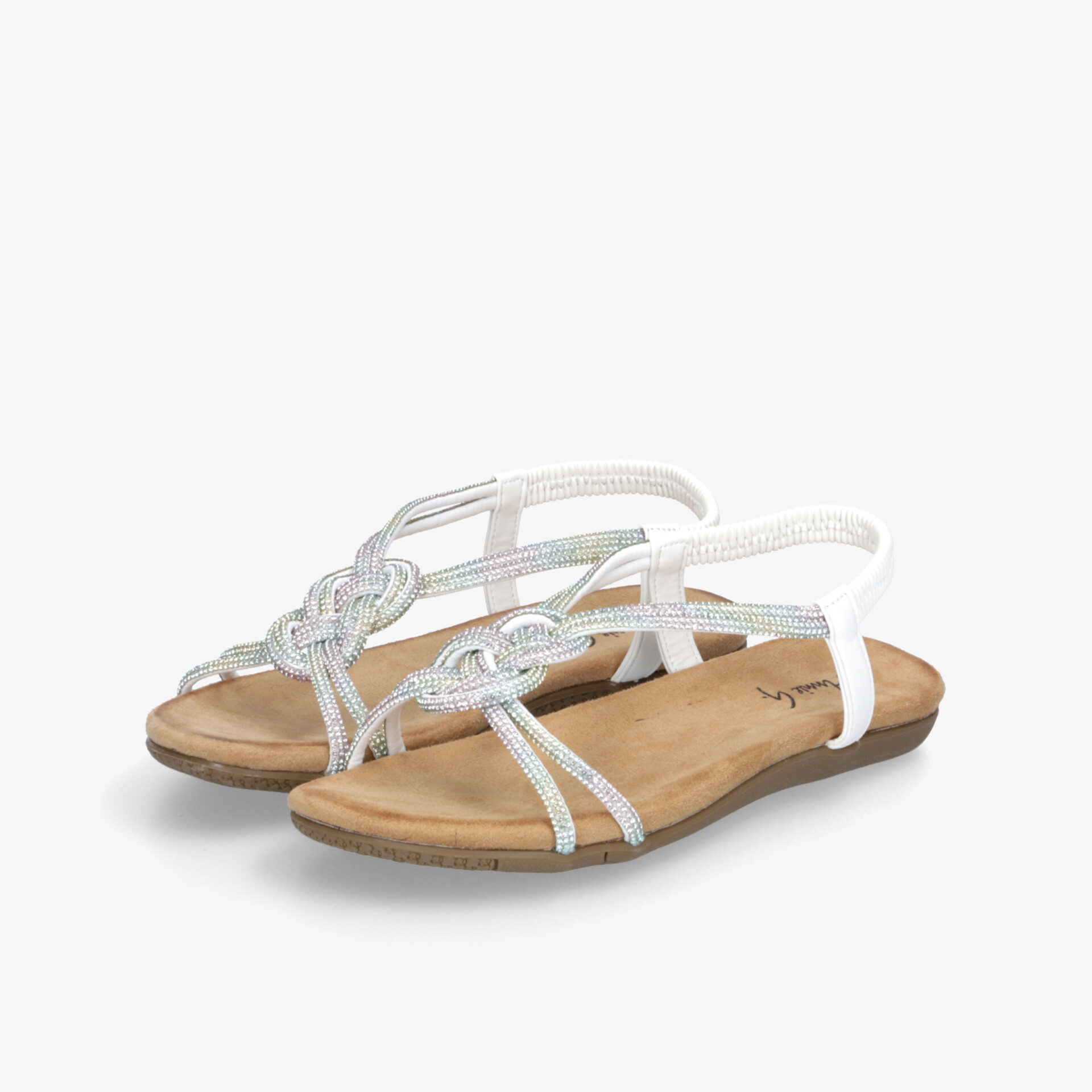 Weißes Paar flacher Sandalen mit zarten Riemen und bequemem Fußbett für leichten, modischen Tragekomfort