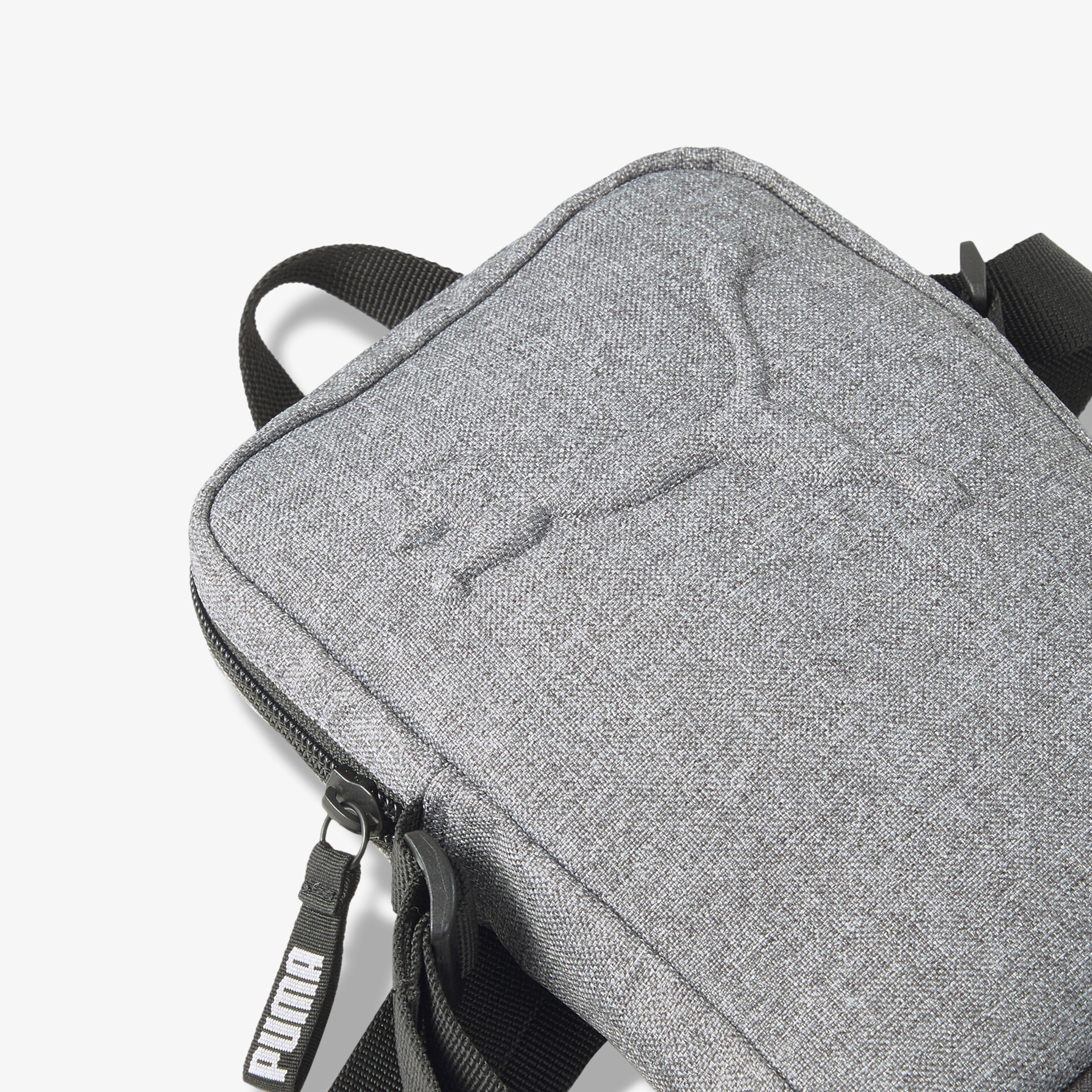 Grauer Rucksack mit Markenlogo, kompakt und stilvoll für vielseitigen Gebrauch.