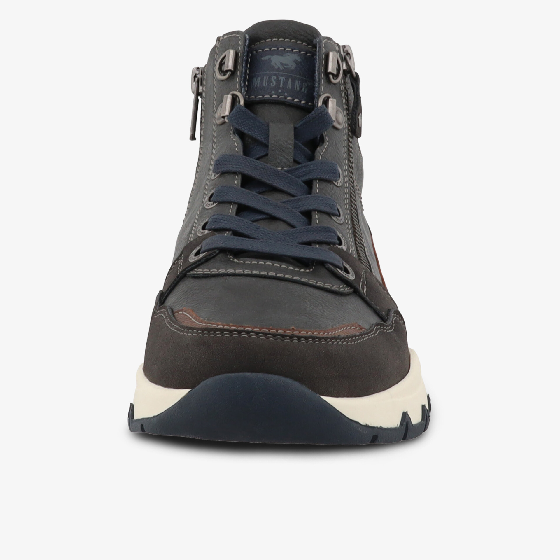 Robuster Schuh mit bequemer Schnürung und rutschfester Sohle in klarer Frontansicht