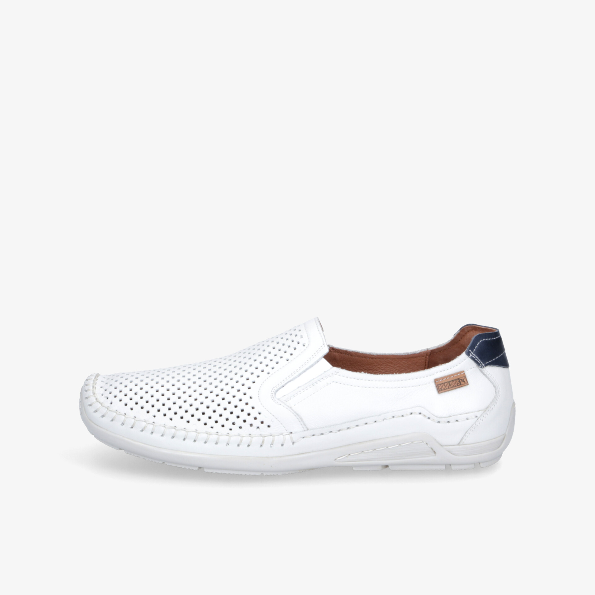 Leichter weißer Slipper mit atmungsaktivem perforiertem Obermaterial und elastischen Einsätzen für hohen Tragekomfort