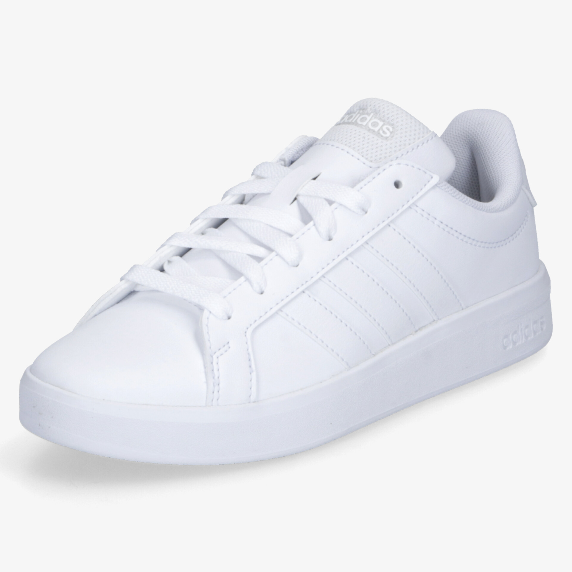 Weißer Sneaker in schräger Frontansicht, sportlicher Schuh mit Schnürsenkeln und modernem, cleanem Design