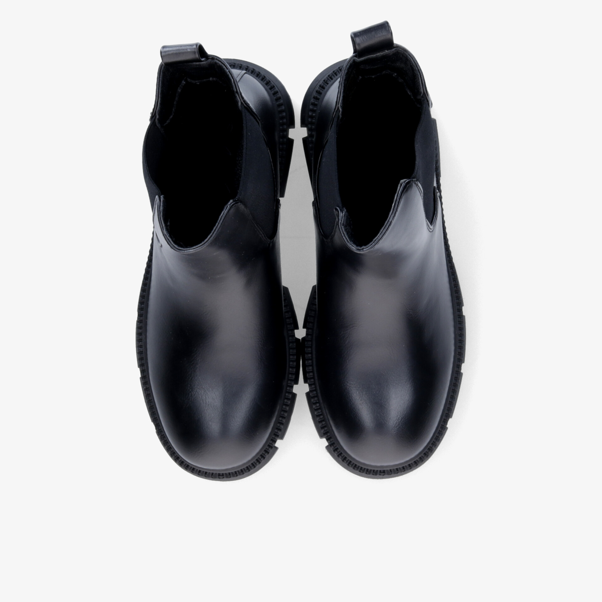 Elegante schwarze Chelsea Boots aus glattem Leder mit elastischen Seiteneinsätzen und robuster Sohle, bequem und vielseitig