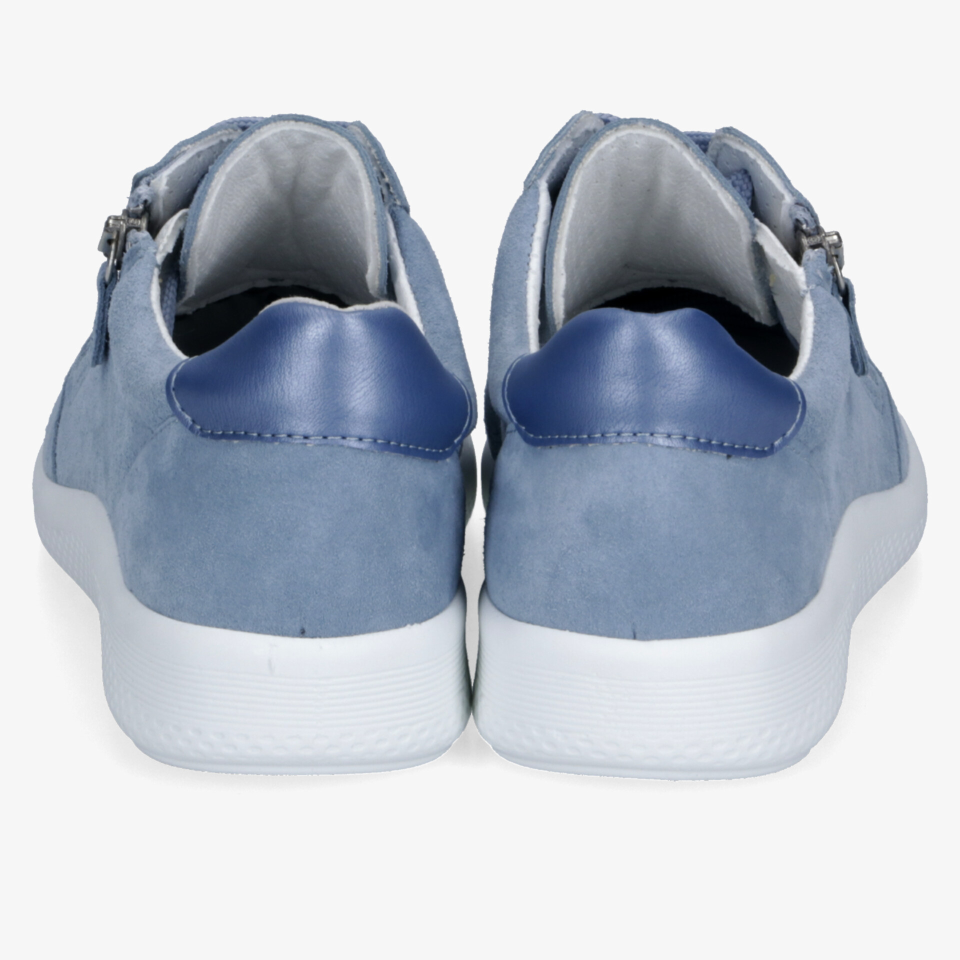 Paar blaue Freizeitschuhe mit weißer Sohle, gepolsterter Schuhkragen und modernem Design, Rückansicht