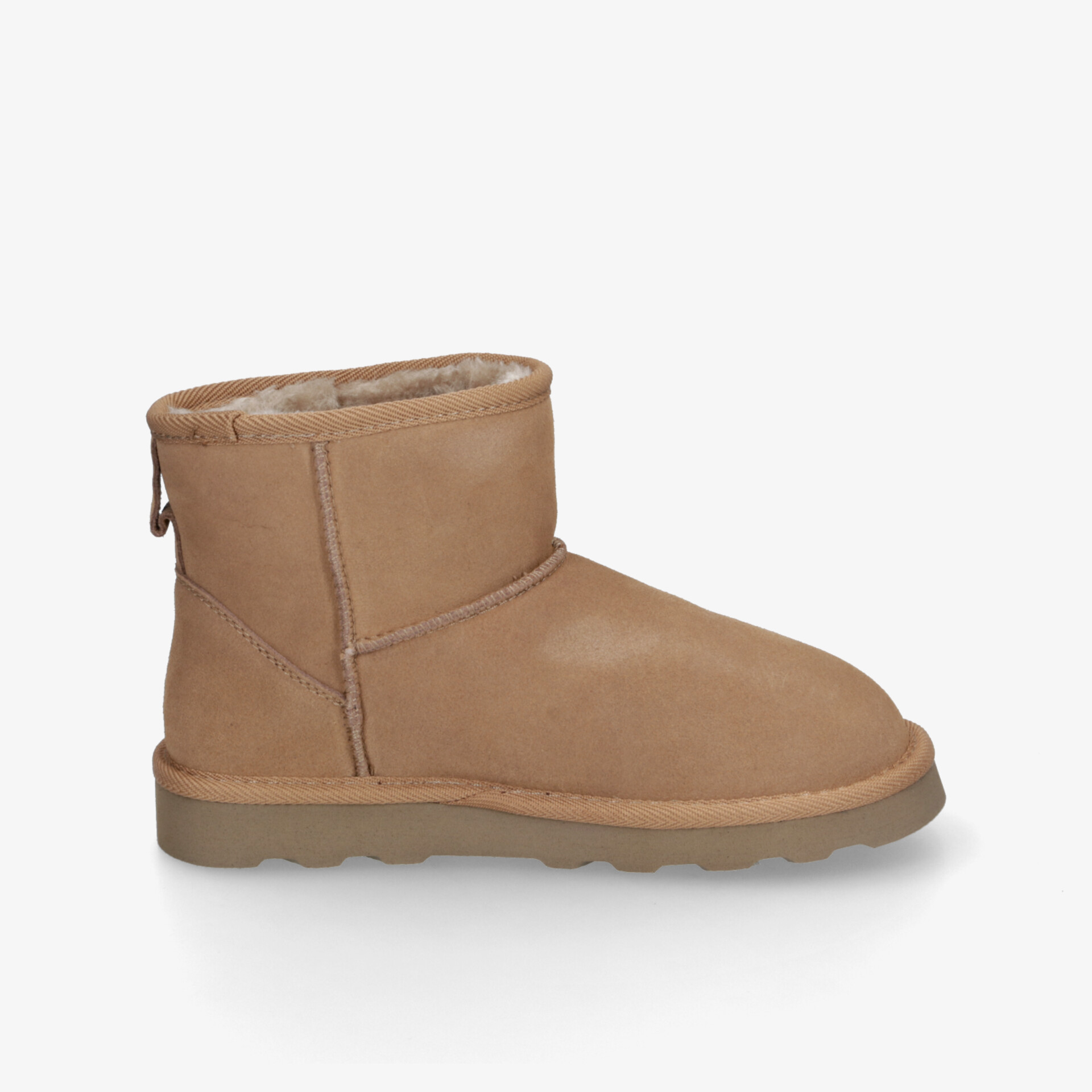 Warmer brauner Boot mit flacher Sohle und weichem Innenfutter, bequem und einfach anzuziehen, klassische Optik
