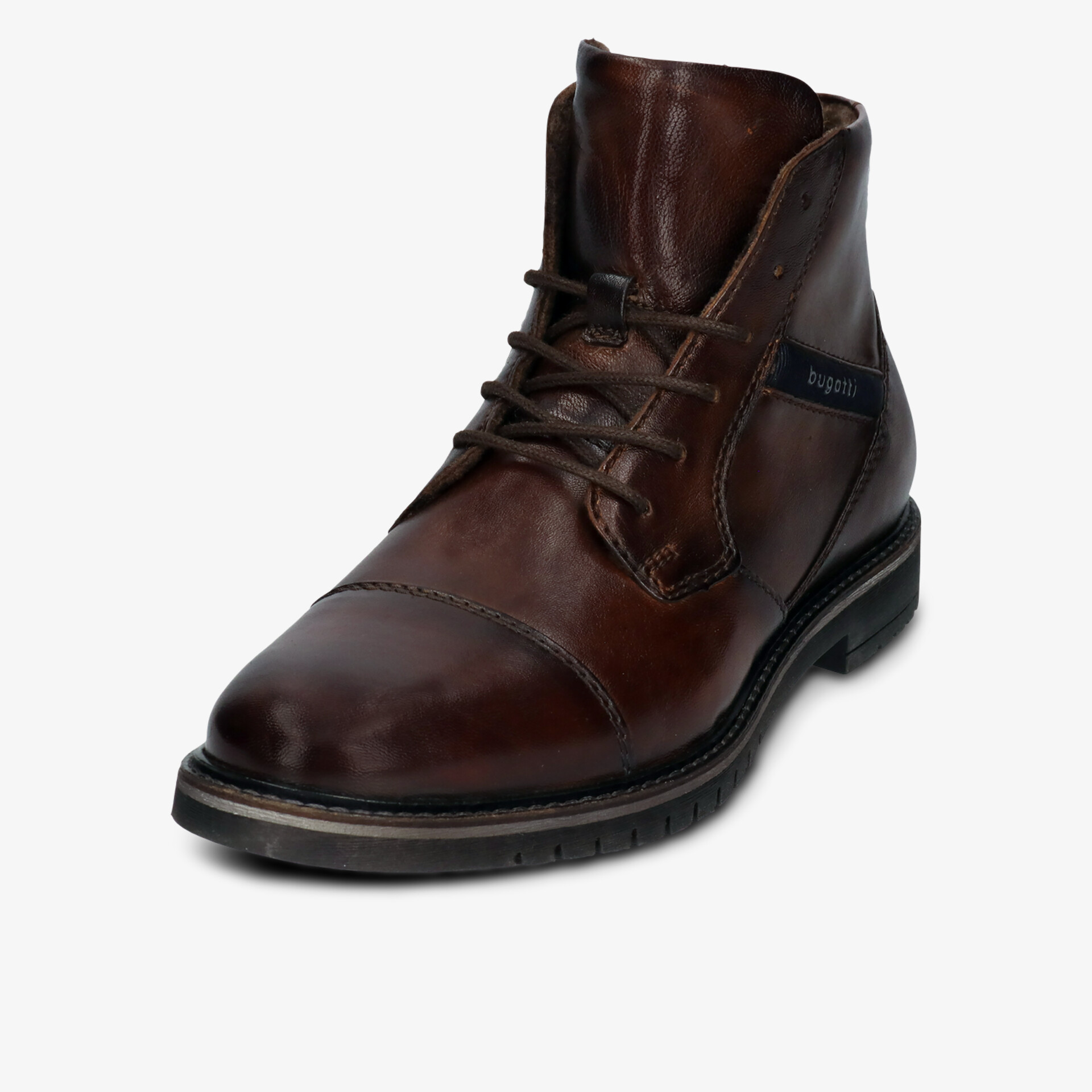 Eleganter brauner Lederstiefel mit robuster Sohle und klassischer Schnürung in schräger Frontansicht