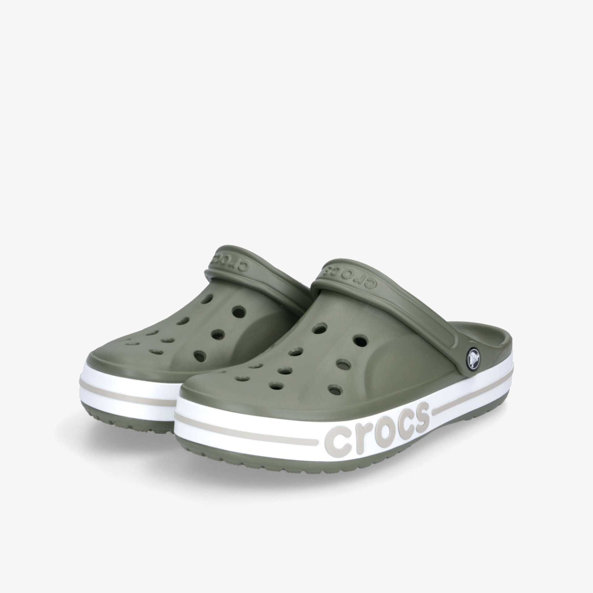 Grünes Paar Crocs Schuhe mit Belüftungslöchern und weißer Sohle, komfortabel und vielseitig tragbar