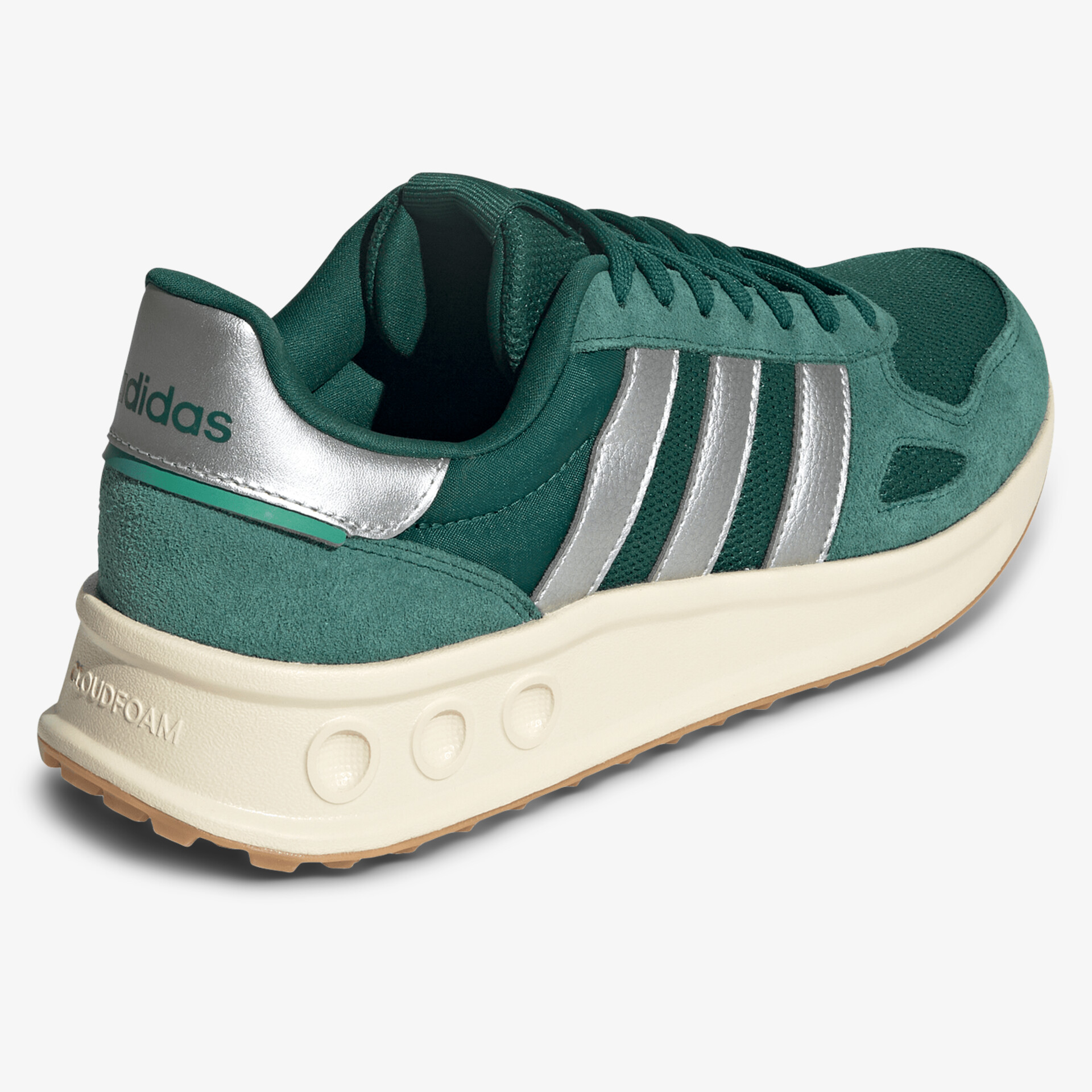 Moderner sportlicher Schuh mit atmungsaktivem Material und robuster Sohle in grün und silber