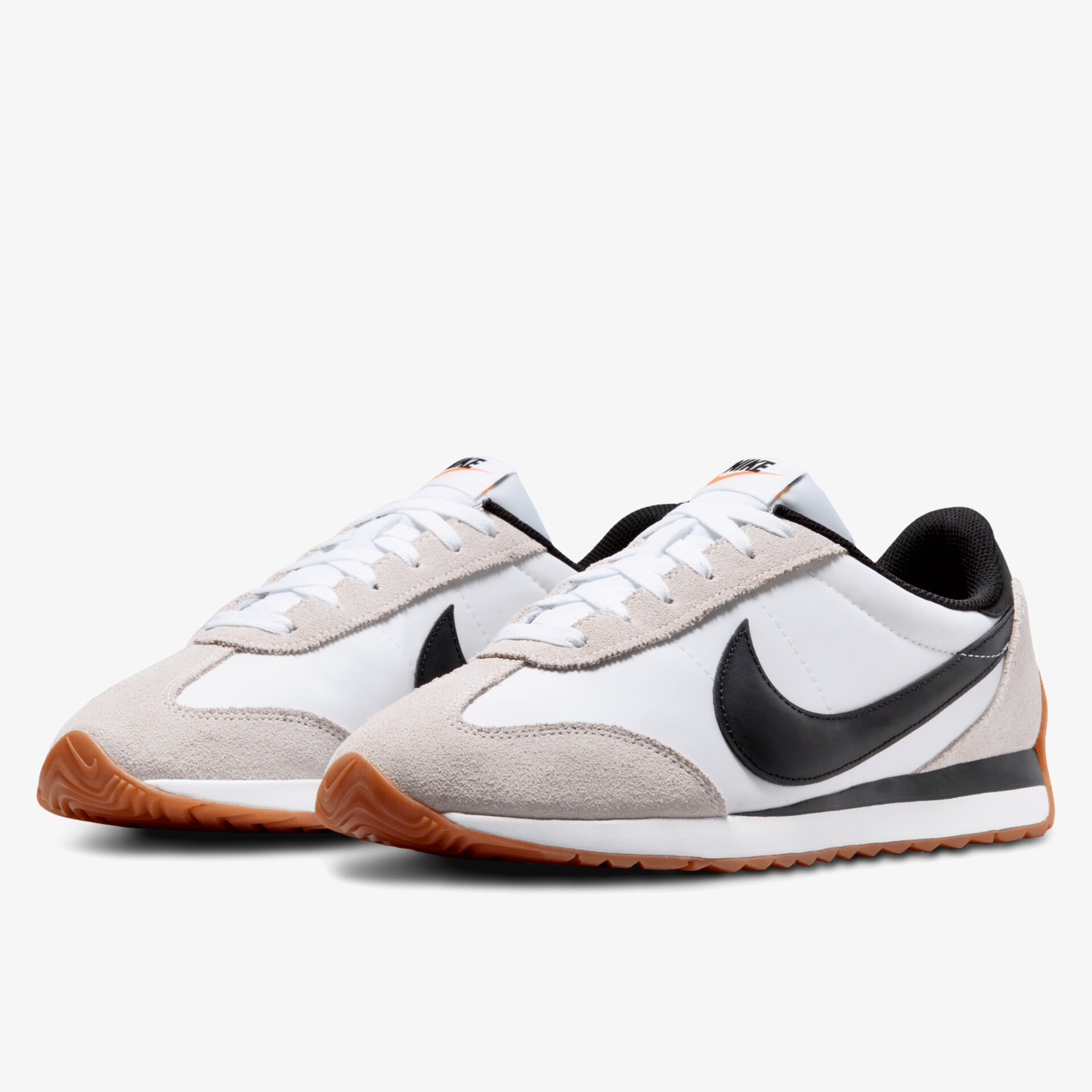 Leichte weiße Sneaker mit schwarzem Logo und brauner Gummisohle bieten sportlichen Look und hohen Tragekomfort