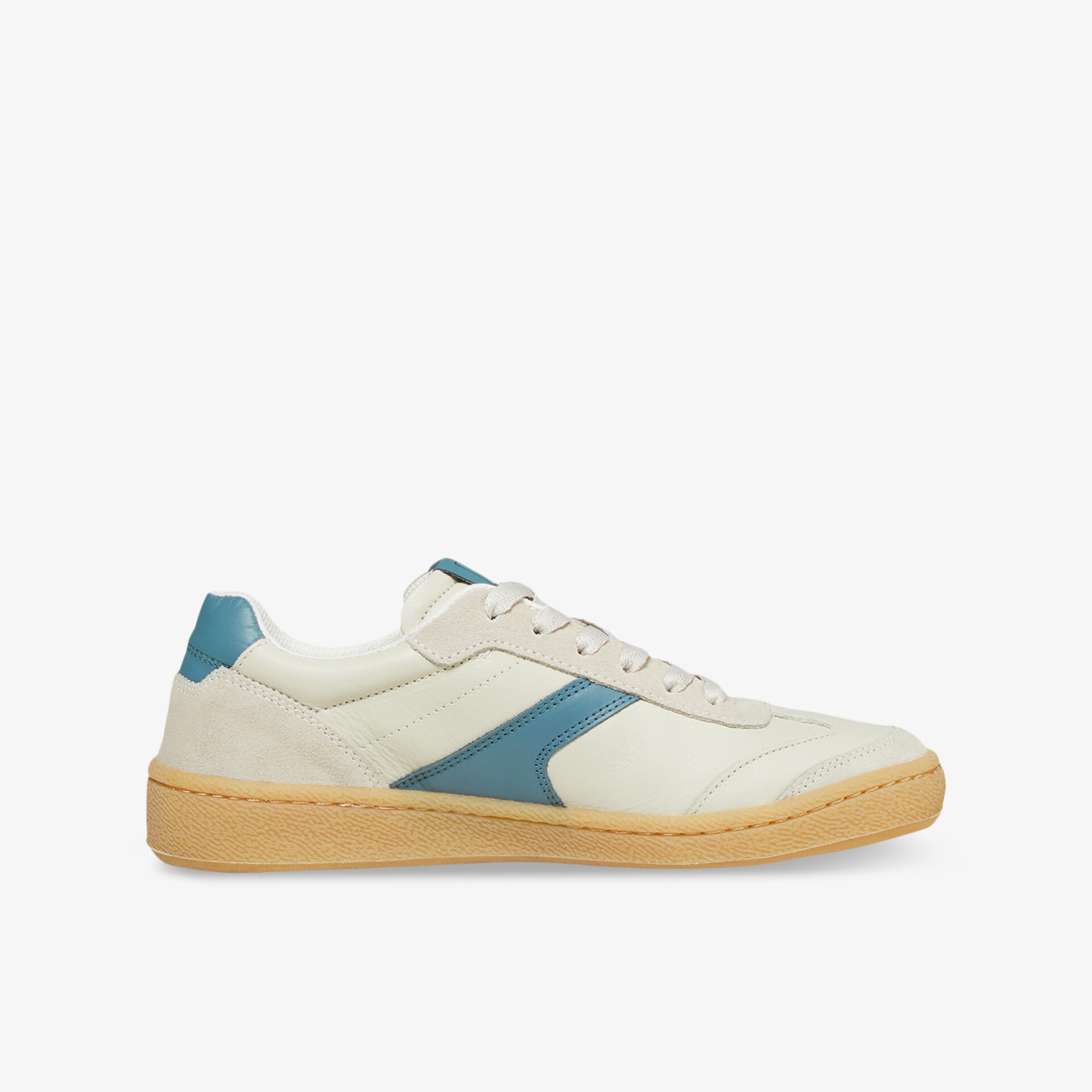 Sportlicher Low Cut Sneaker aus cremefarbenem Veloursleder mit blauen Akzenten und bequemer gummierter Sohle seitlich sichtbar