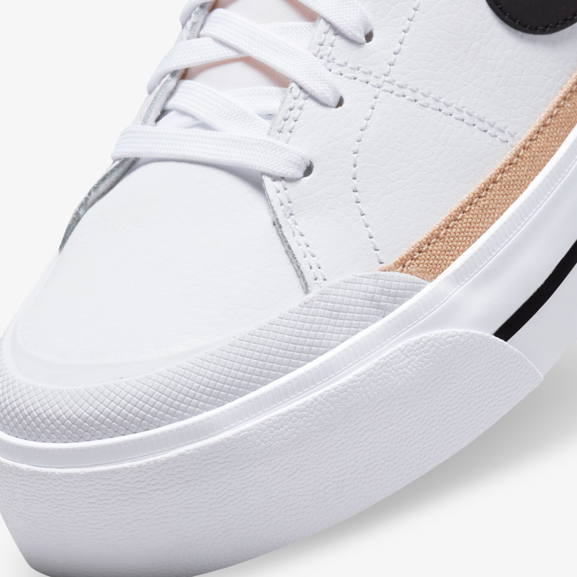 Stilvoller weißer Turnschuh mit kontrastierenden Details und strapazierfähiger Sohle für optimalen Komfort.