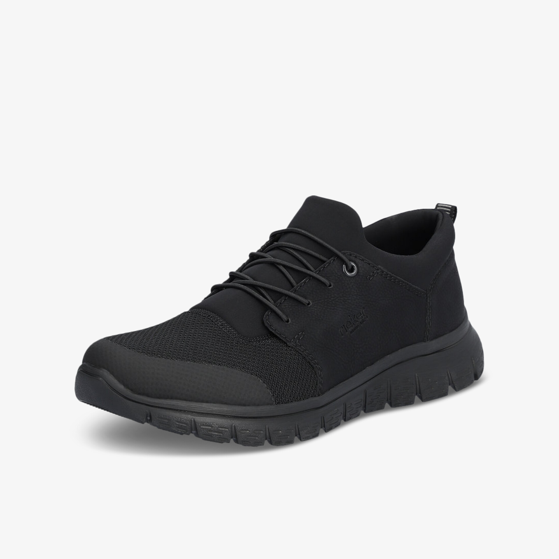 Schwarzer leichter Sneaker mit flexibler, rutschfester Sohle und sportlich modernem Design in schräger Vorderansicht