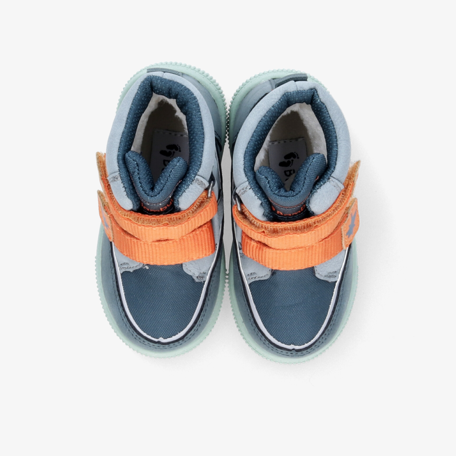 Obere Draufsicht auf ein Paar blau-orange Sneaker mit gepolstertem Einstieg und robuster, rutschfester Sohle