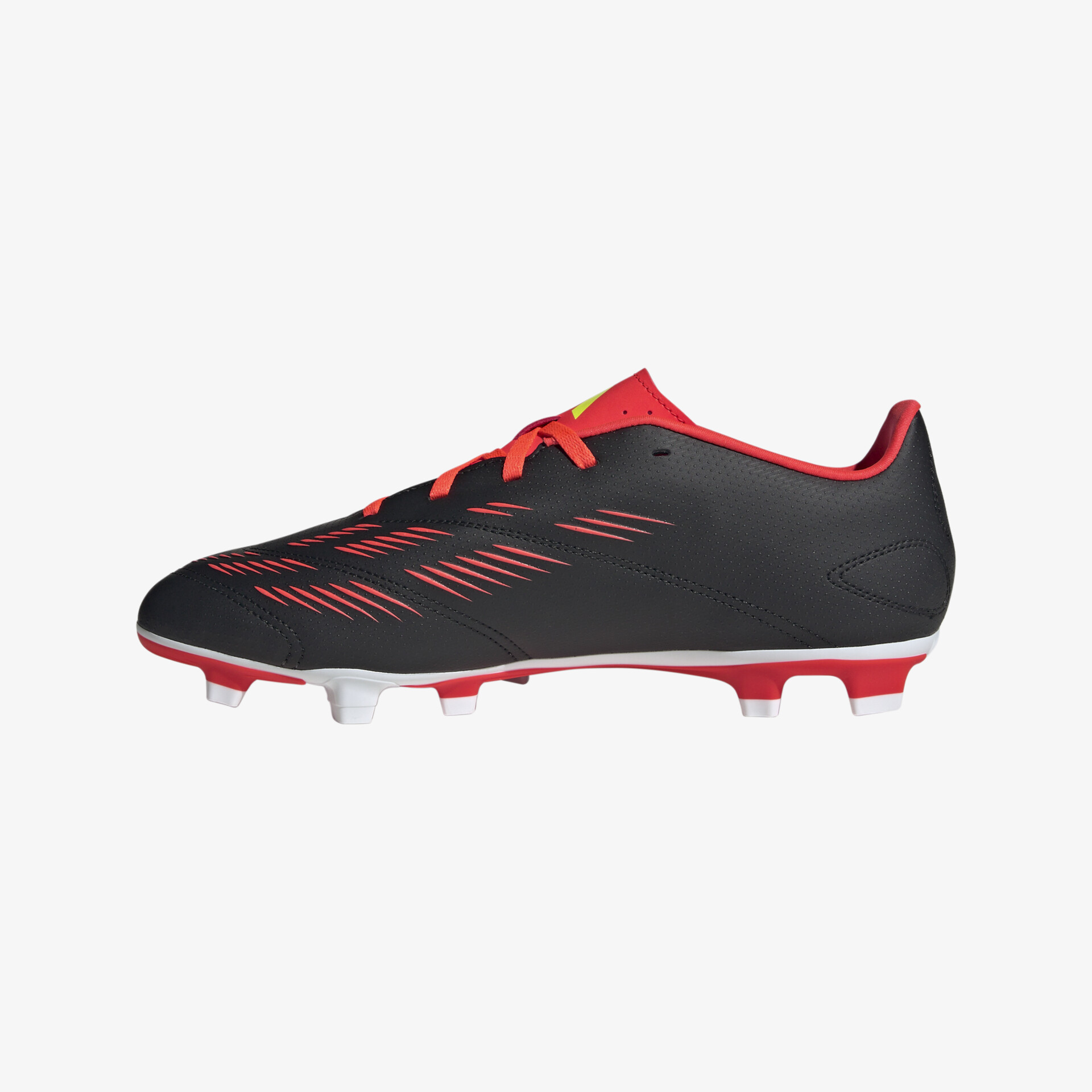 Schwarzer Sportschuh mit roten Details und robuster Sohle für optimale Leistung und hohen Tragekomfort