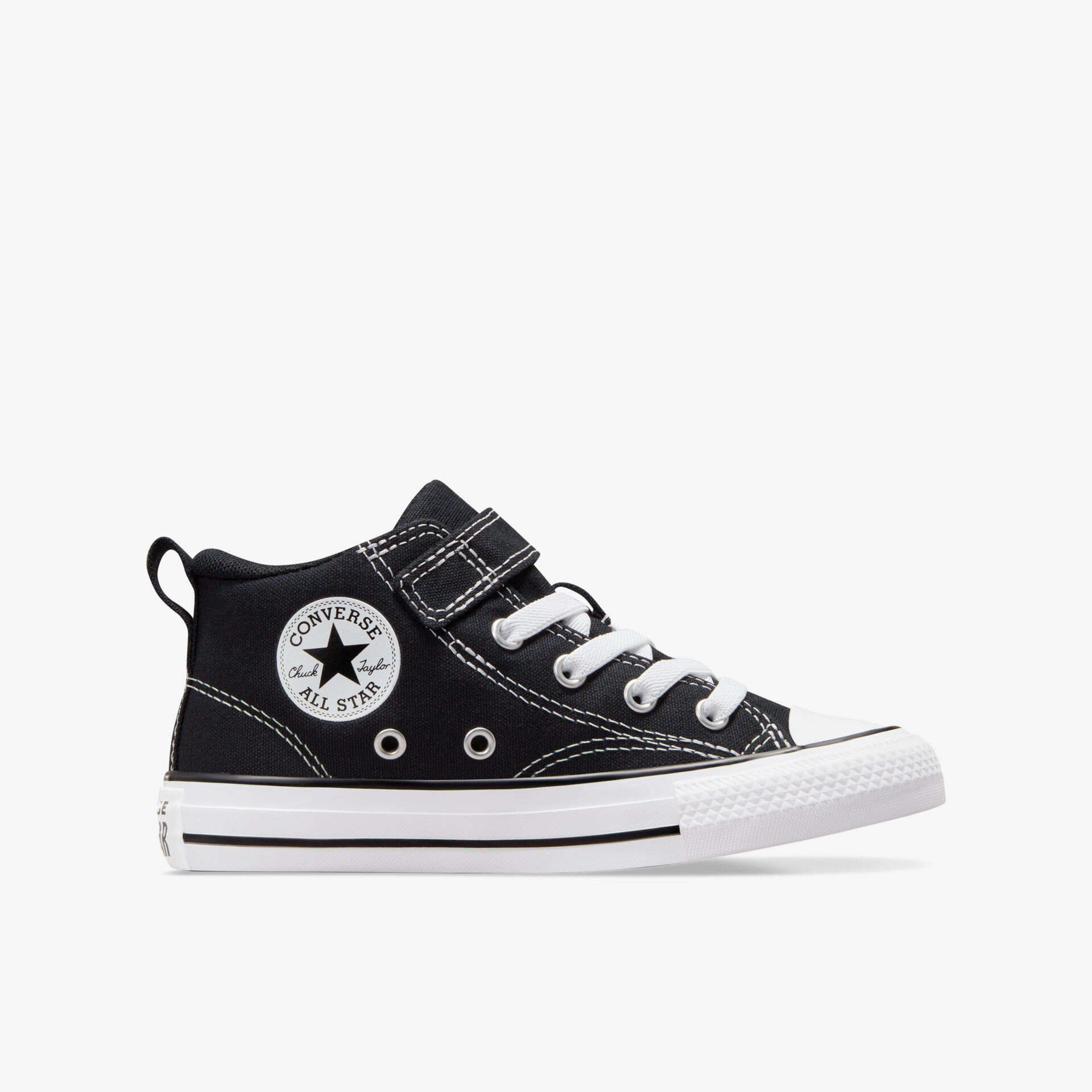 Schwarzer Sneaker mit Schnürsenkeln und Klettverschluss für bequemen Alltag; klassisches Design, seitliche Ansicht.
